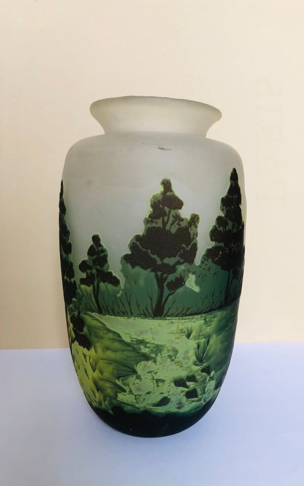 Vase en verre multicouches gravé à l'acide
