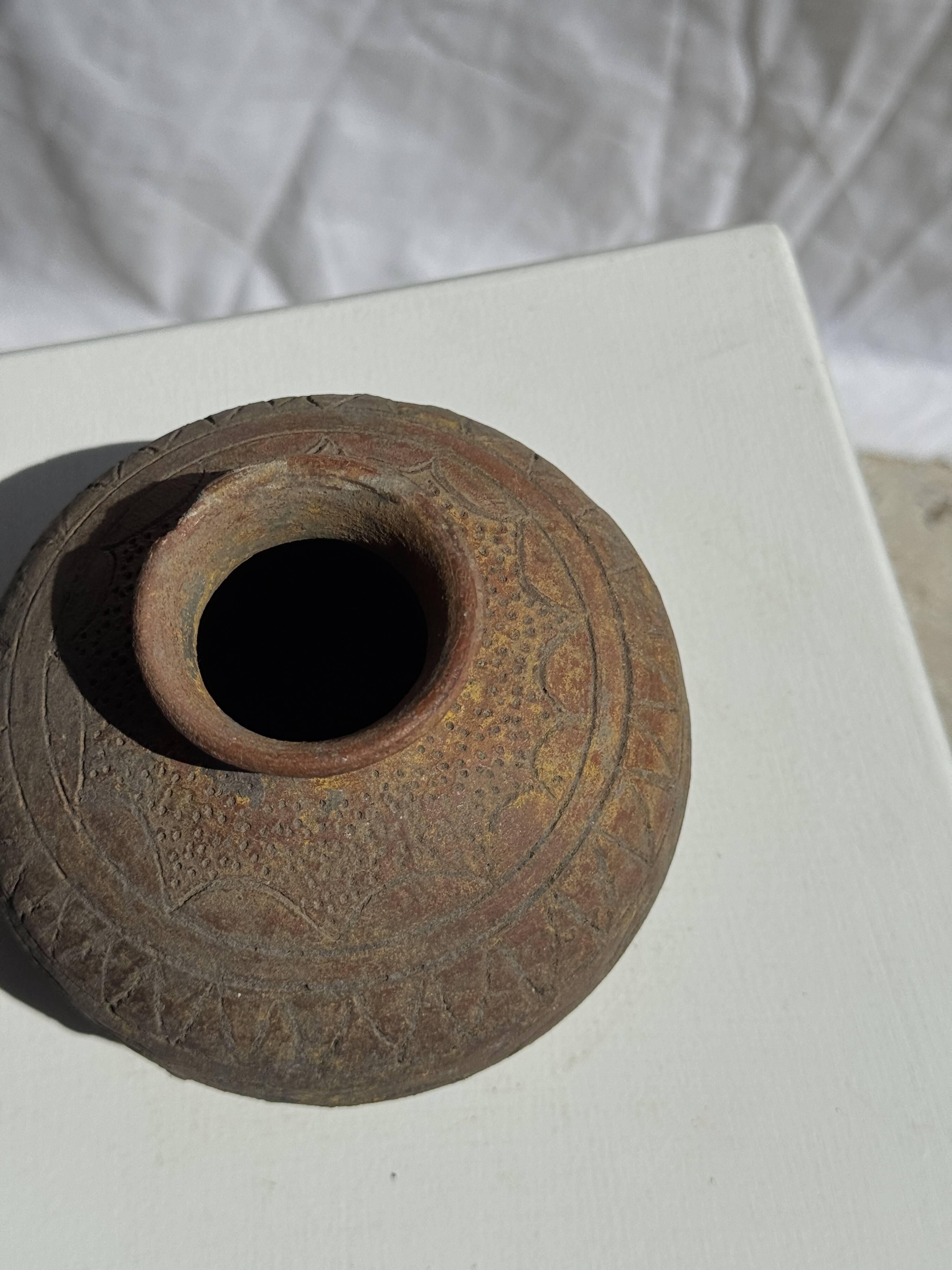 Small round ancient vase in engraved terracotta, Indonesian polychromy H10 D1