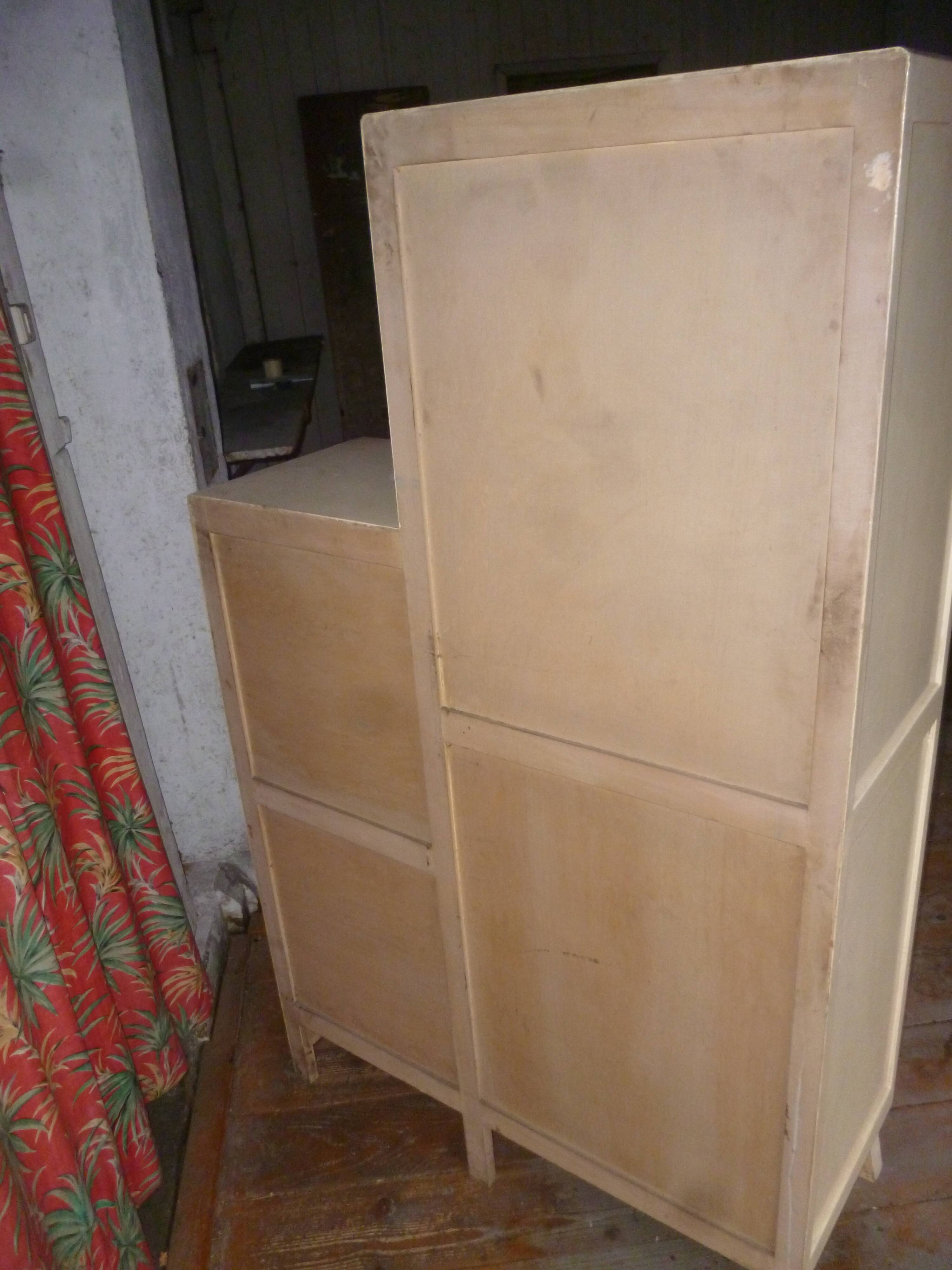 Small parisian wardrobe