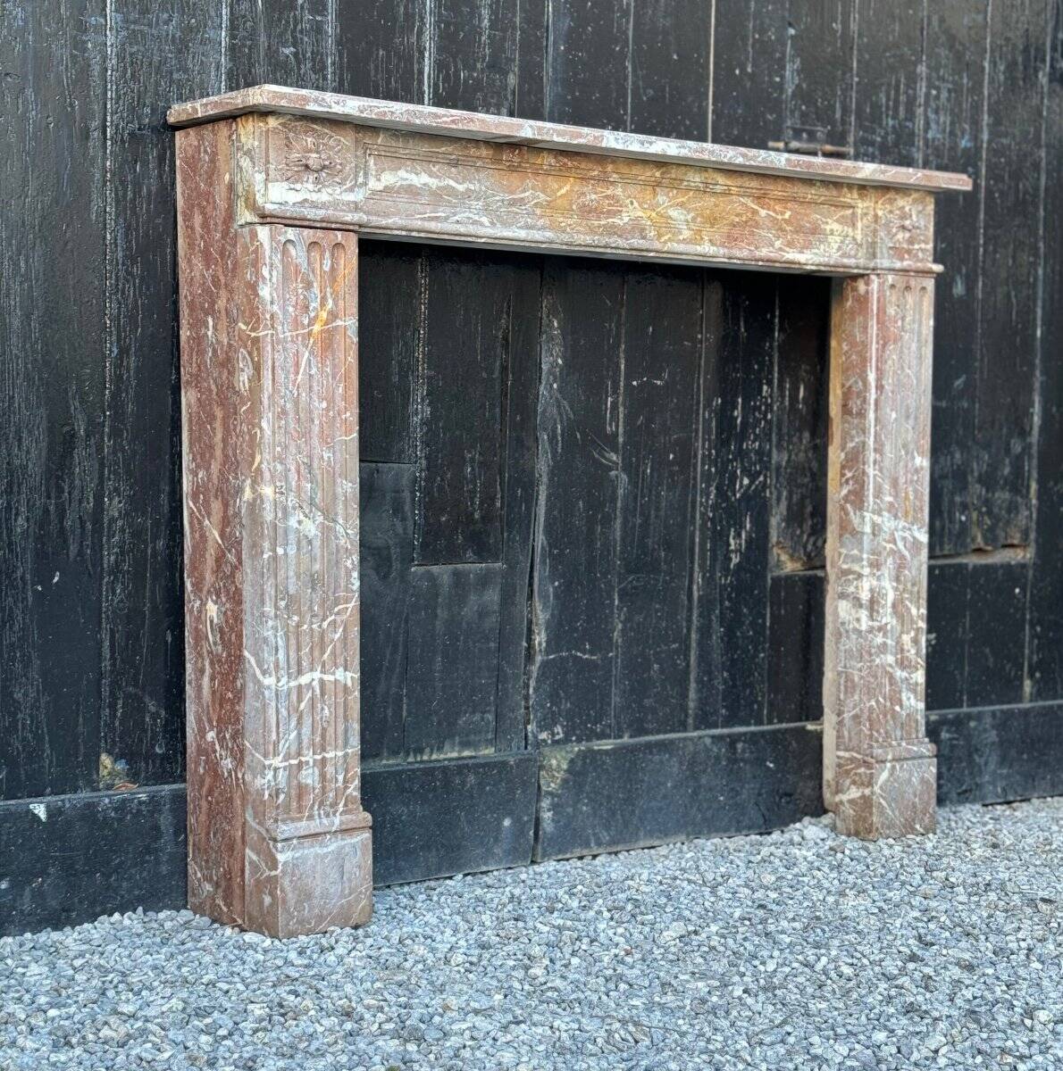 Cheminée Louis XVI en marbre gris des Ardennes XVIIIème siècle