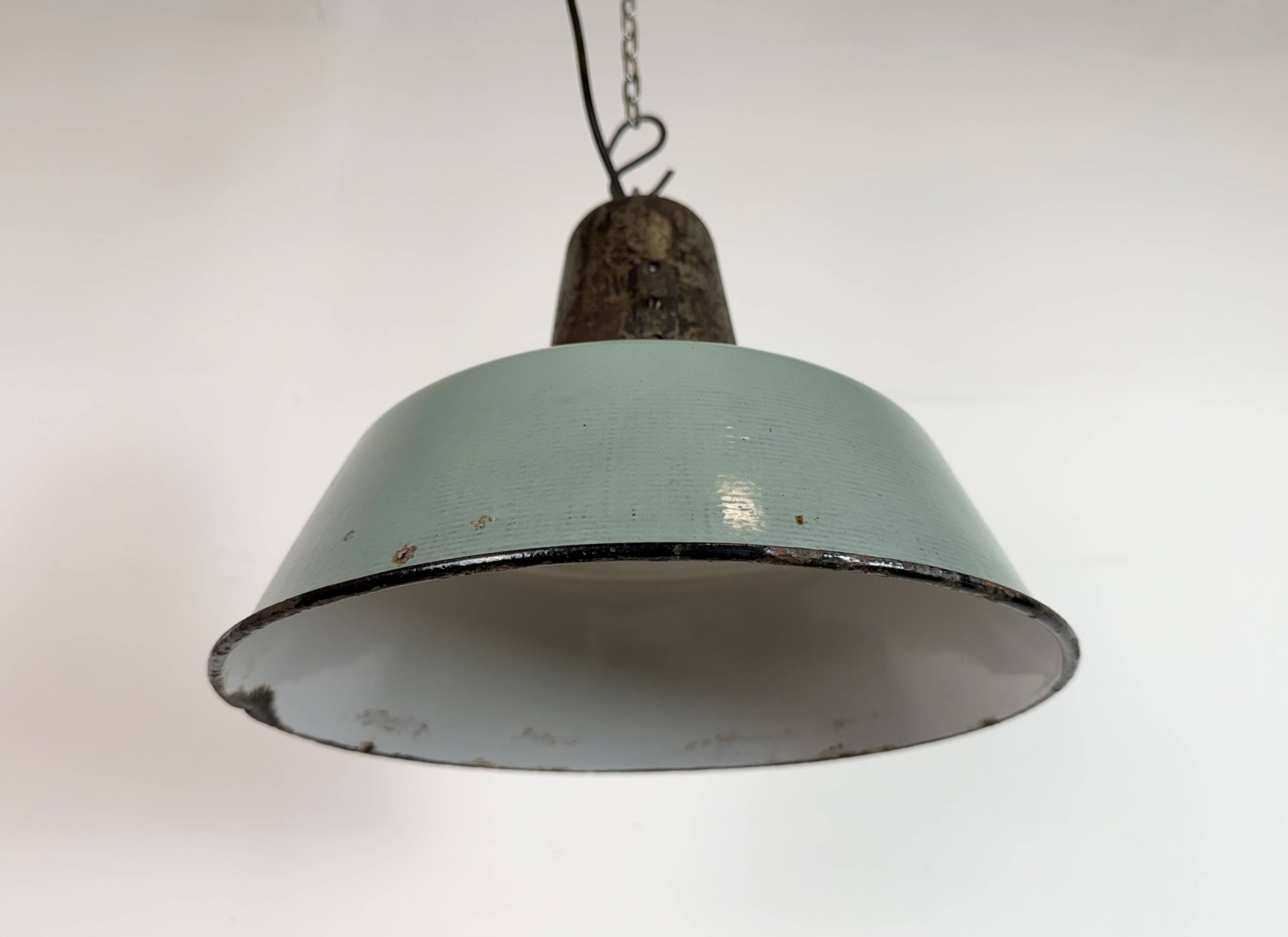 Lampe d'usine industrielle en émail à pétrole avec dessus en fonte, années 1960