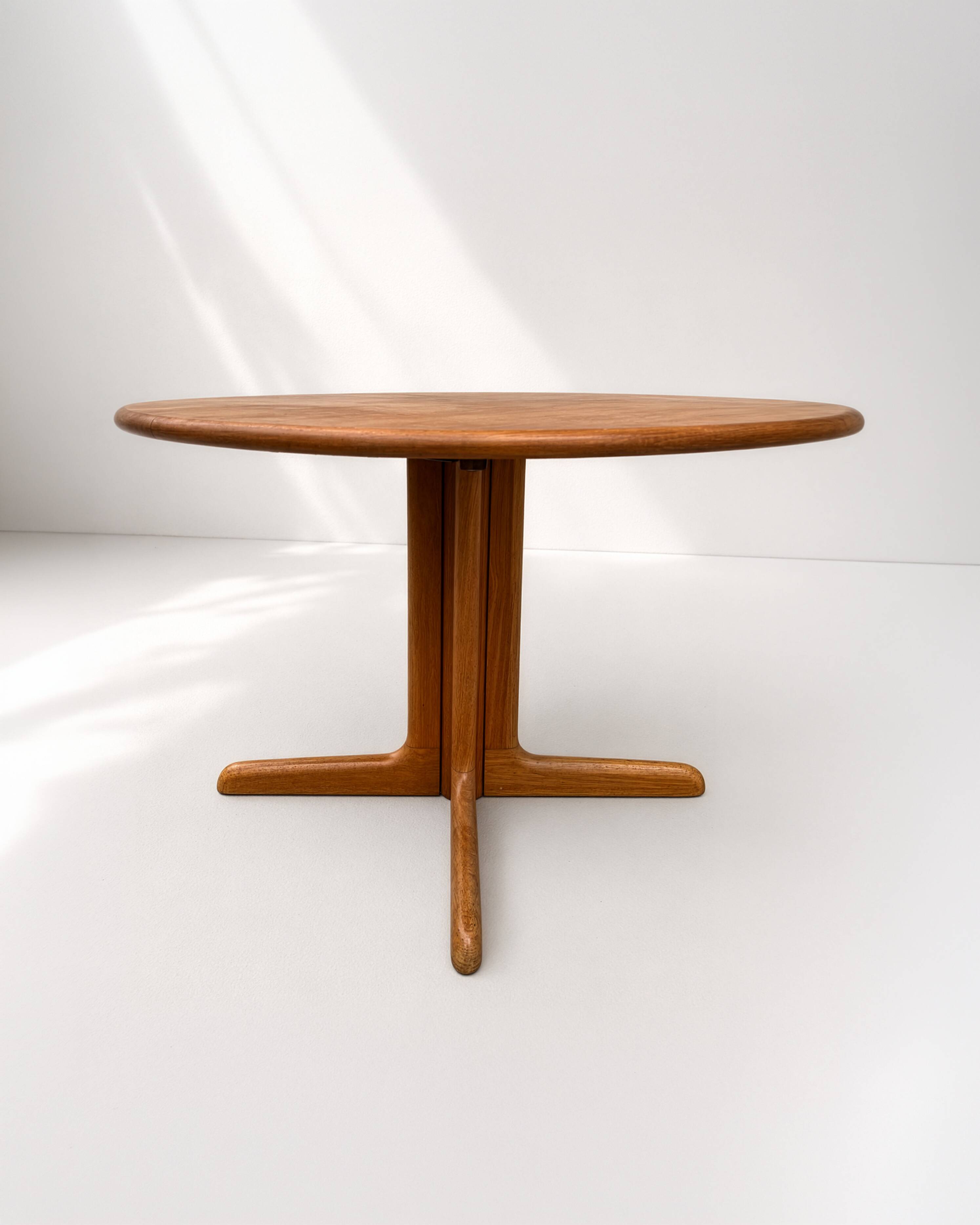 Round teak dining table by gudme møbelfabrik a/s