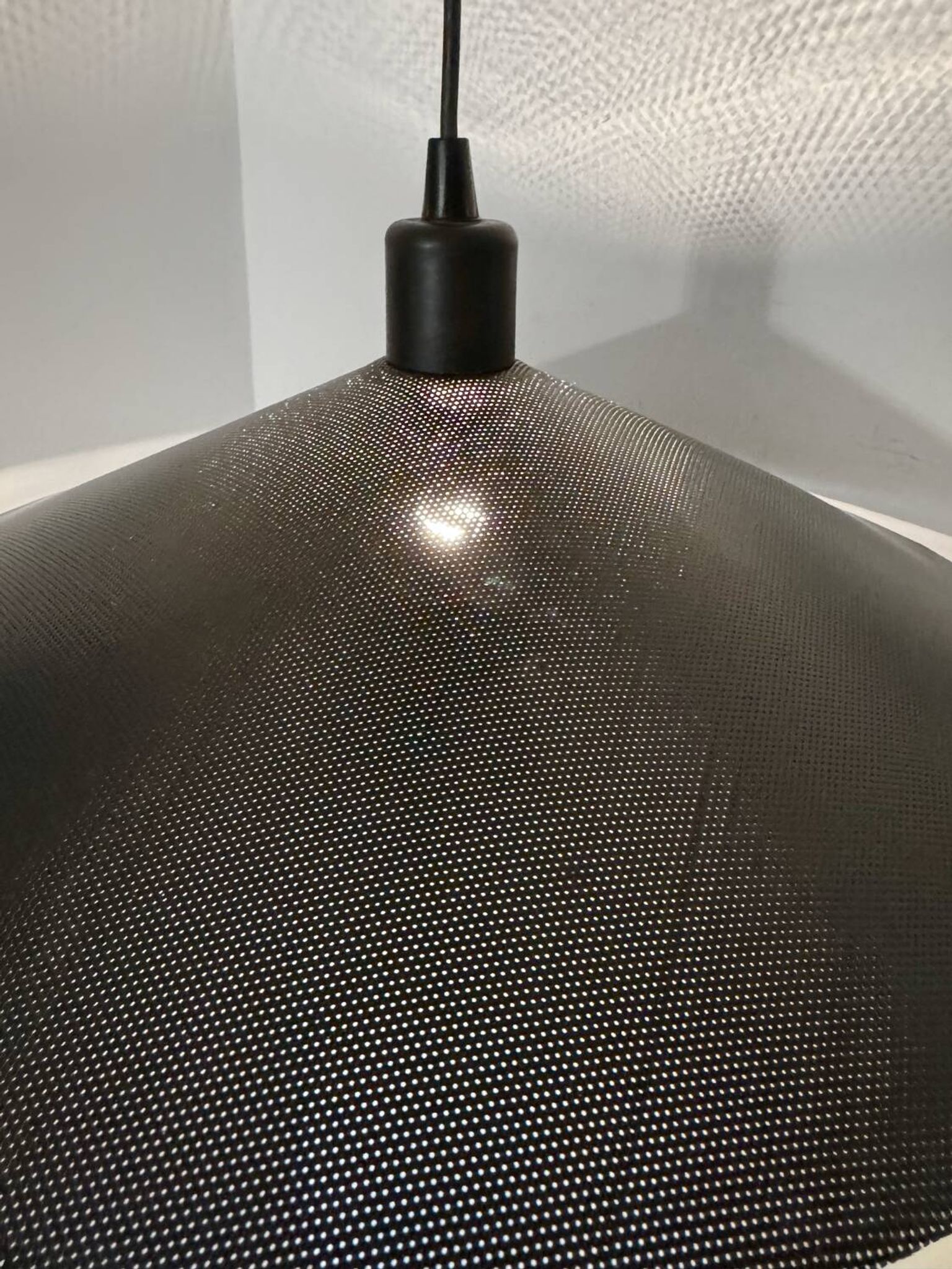 Suspension en métal micro-perforé, années 60