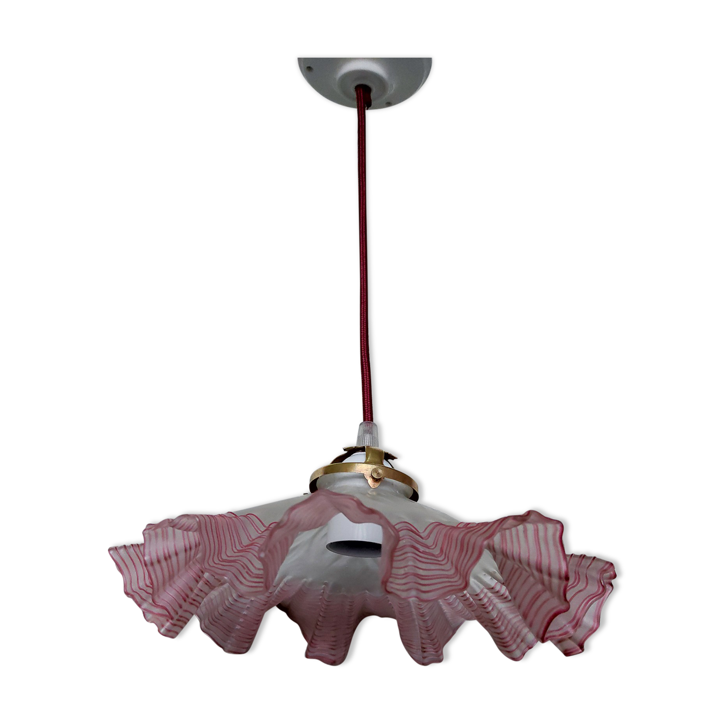 Frosted glass suspension with burgundy nets