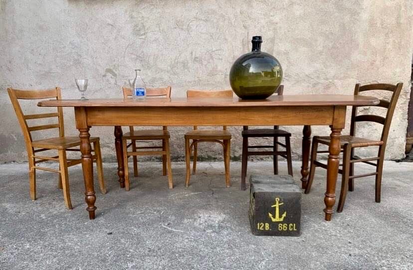 Old oval bistro table in solid wood light tint Dimensions 220 cm x 88 cm