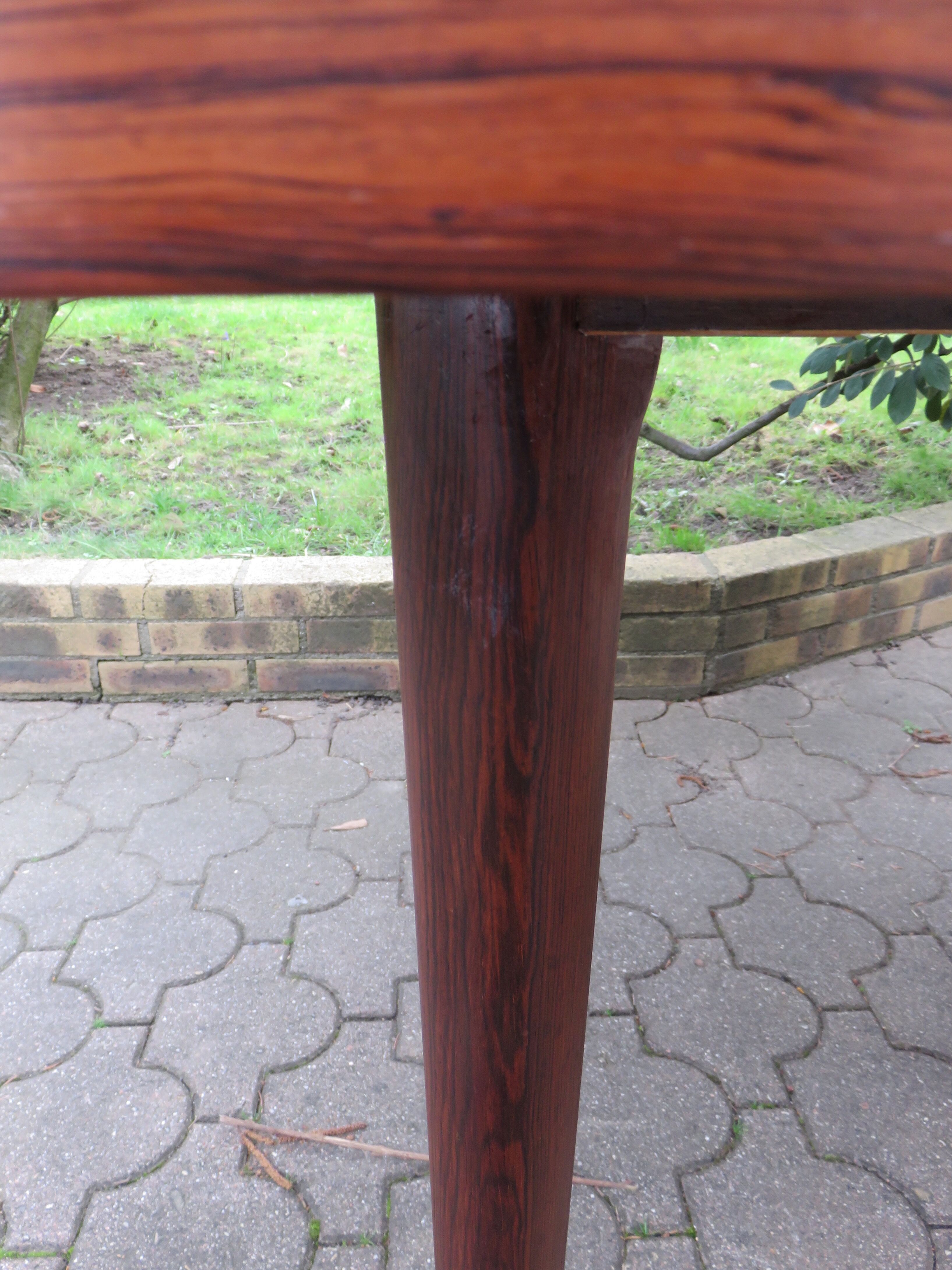 Round table with integrated extensions, rosewood. 1970