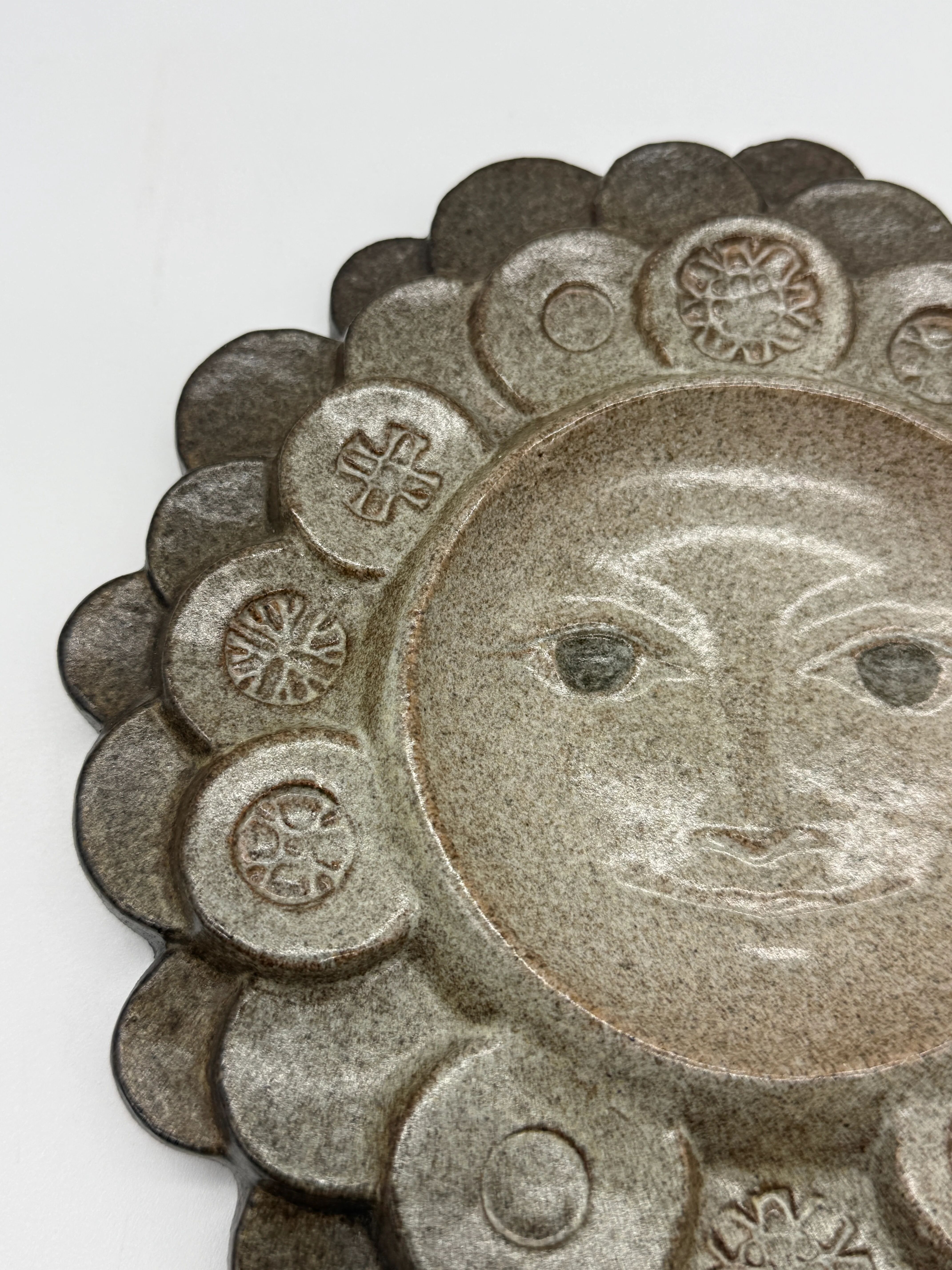 Céramique murale « visage solaire » — signée, circa 1970