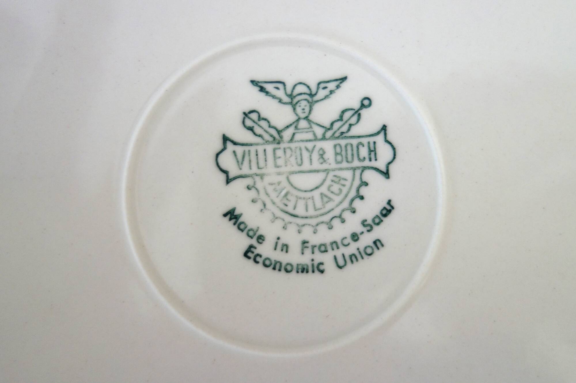 Set of 8 Villeroy and Boch flat plates, vintage Mettlach