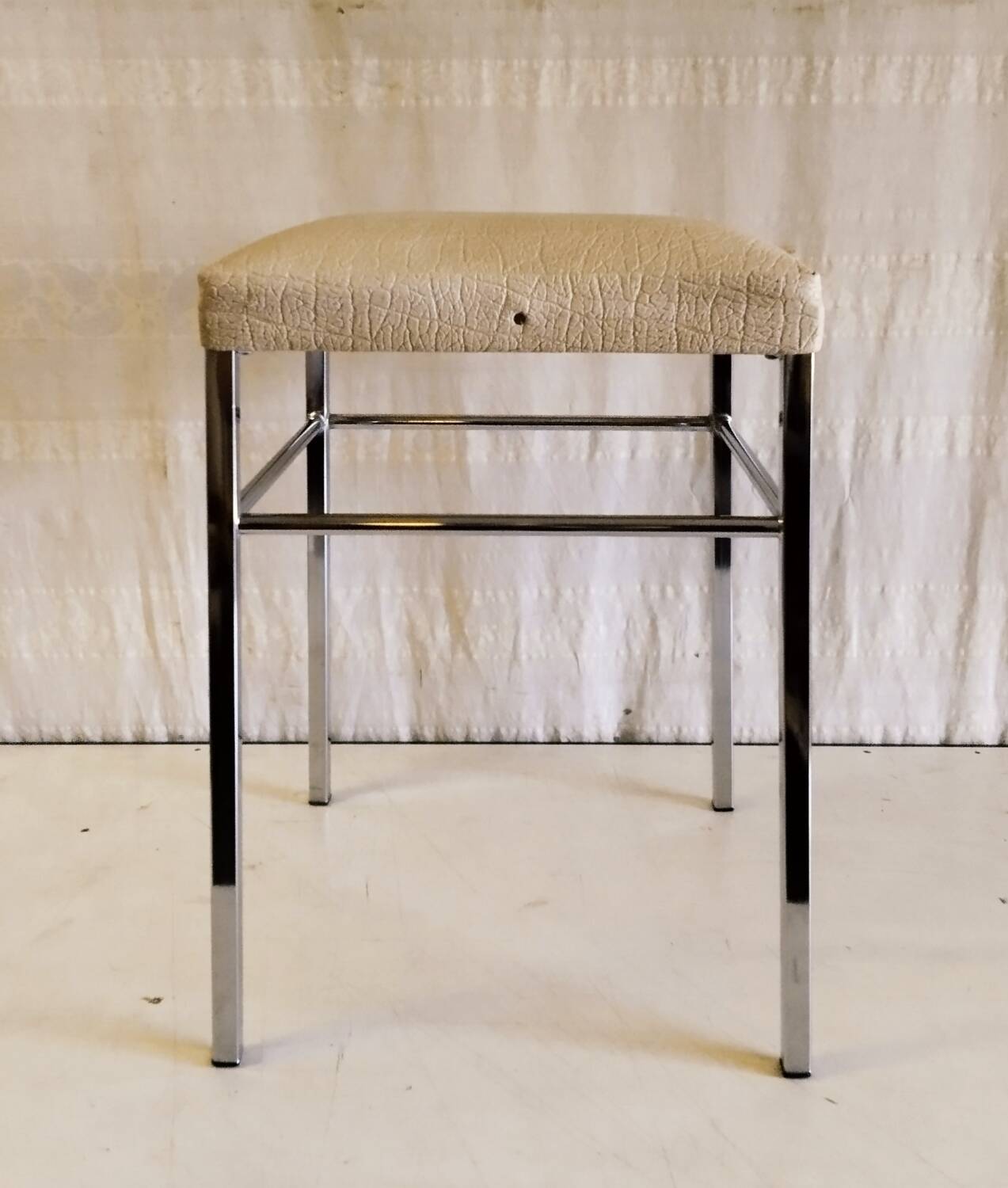 Tabouret vintage en métal chromé et similicuir blanc - mid. XXeme