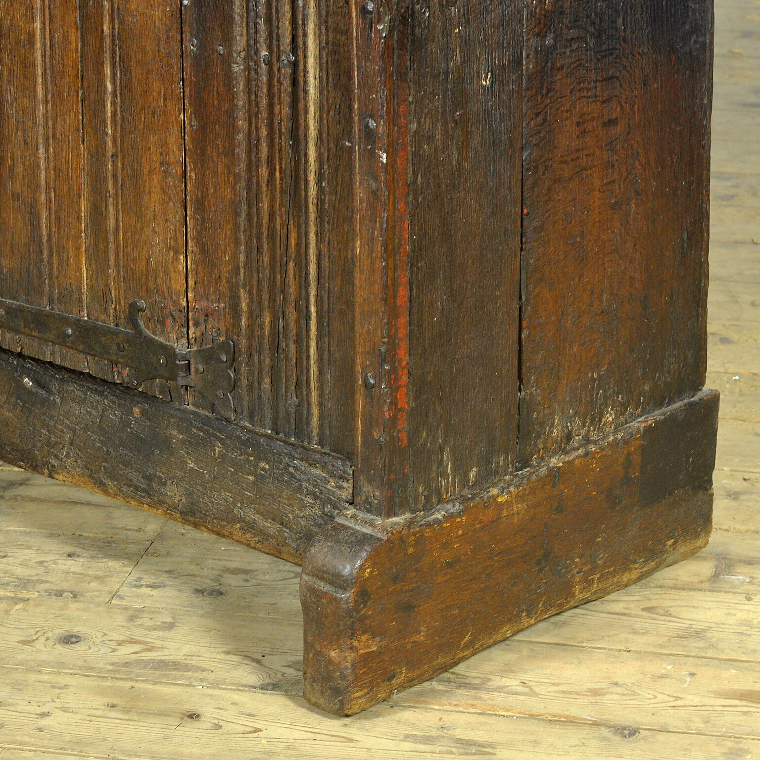 Basque oak storage cabinet, 17th century
