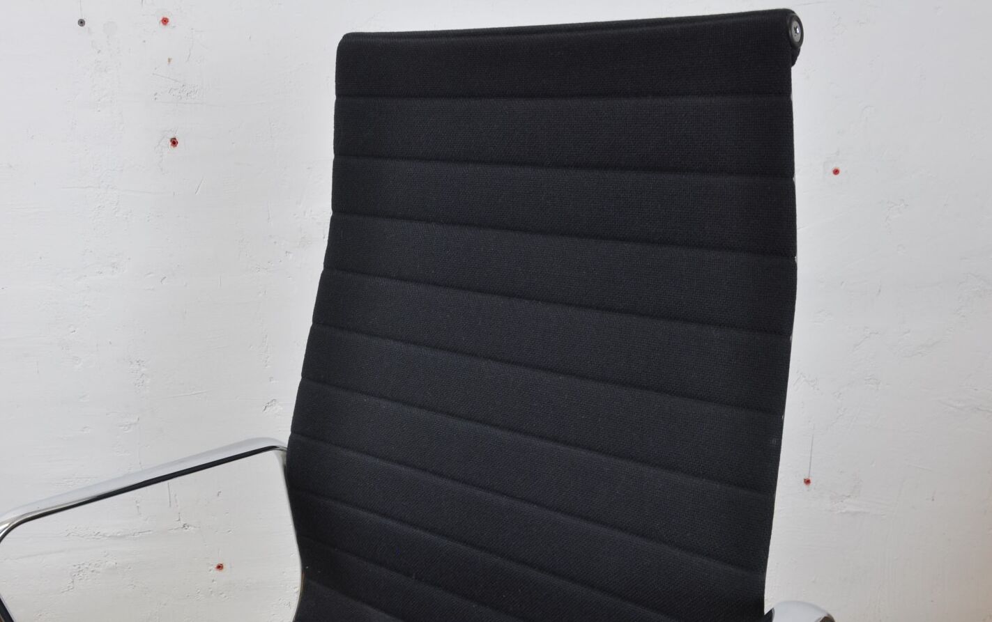 Armchair model EA119 of Charles and Ray Eames, Vitra edition