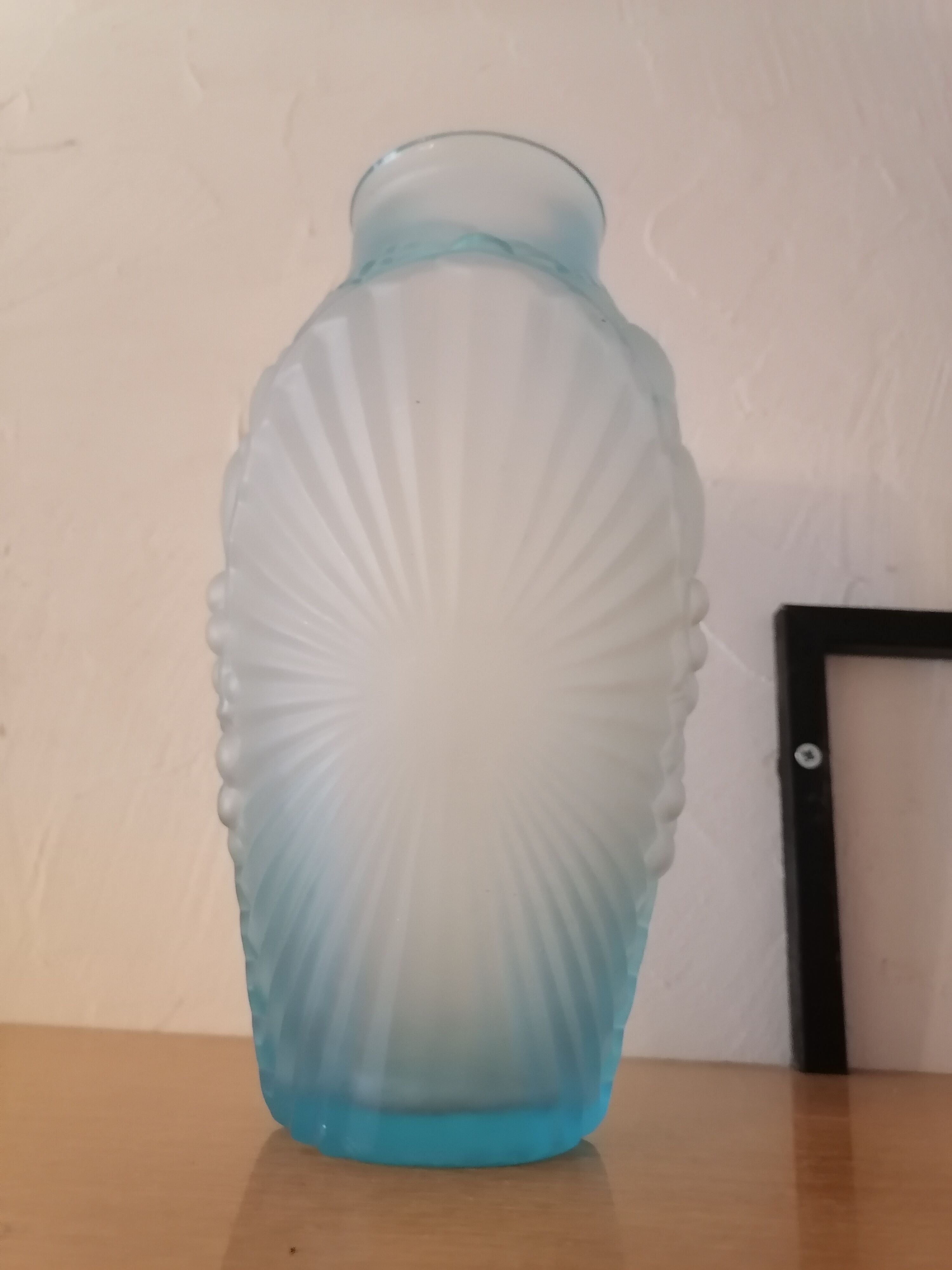 Vase art deco verre presse 1930 bleuté