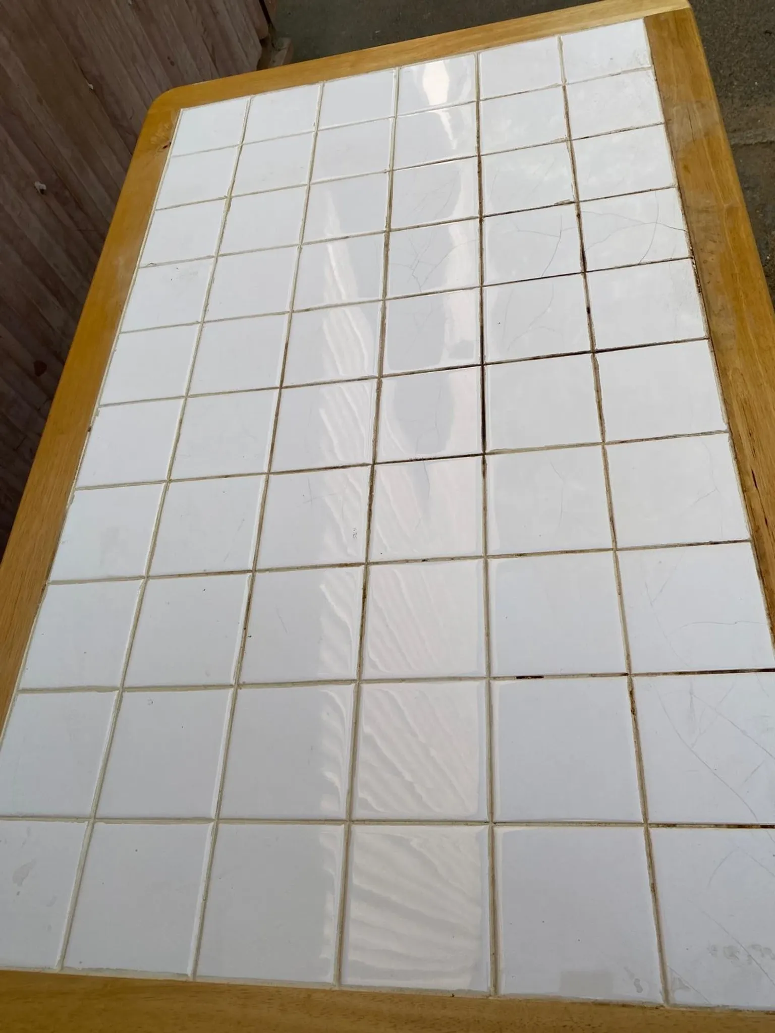 Table de cuisine en bois clair et plateau carrelé blanc – 122x80 cm