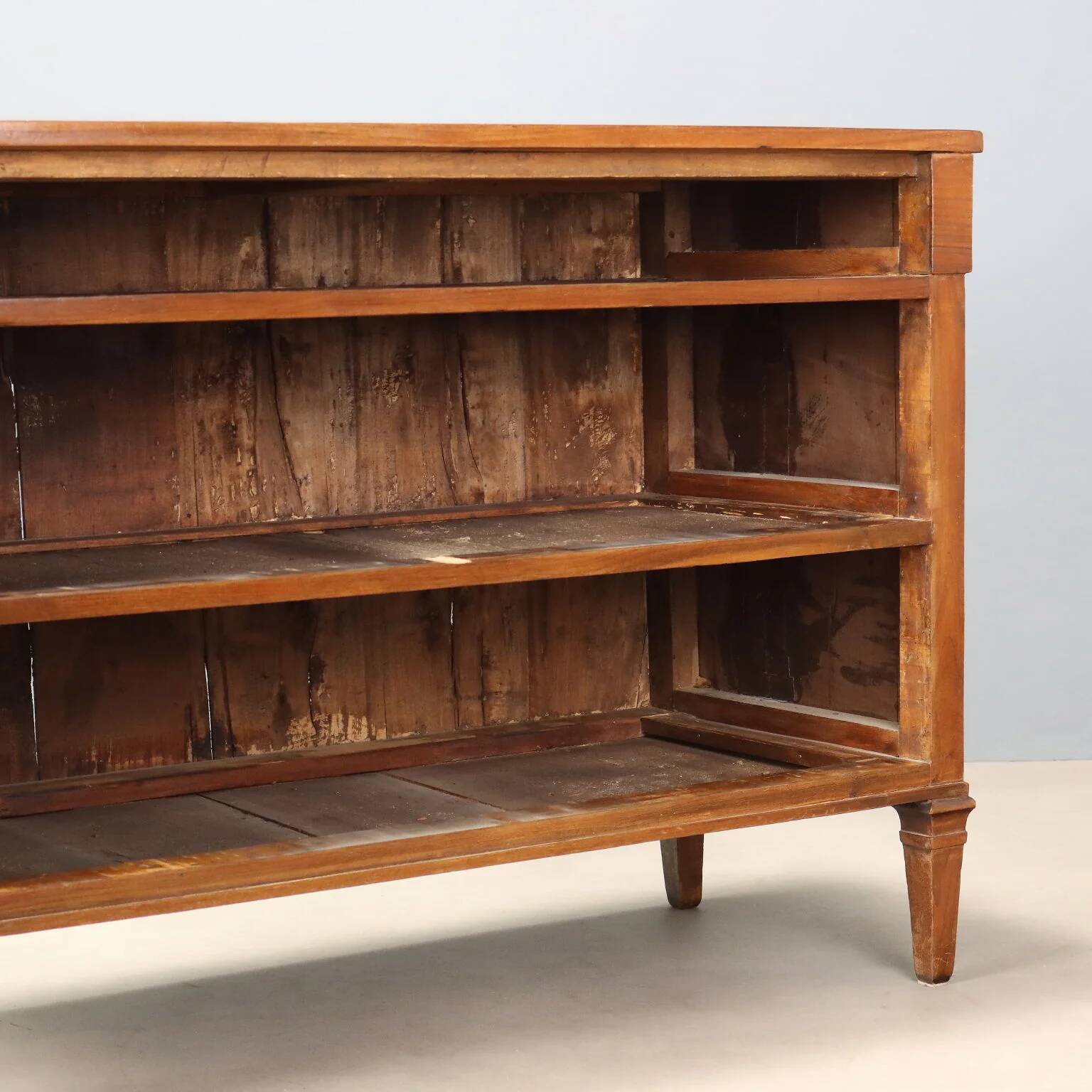 Directoire commode in walnut - Italy early 19th century