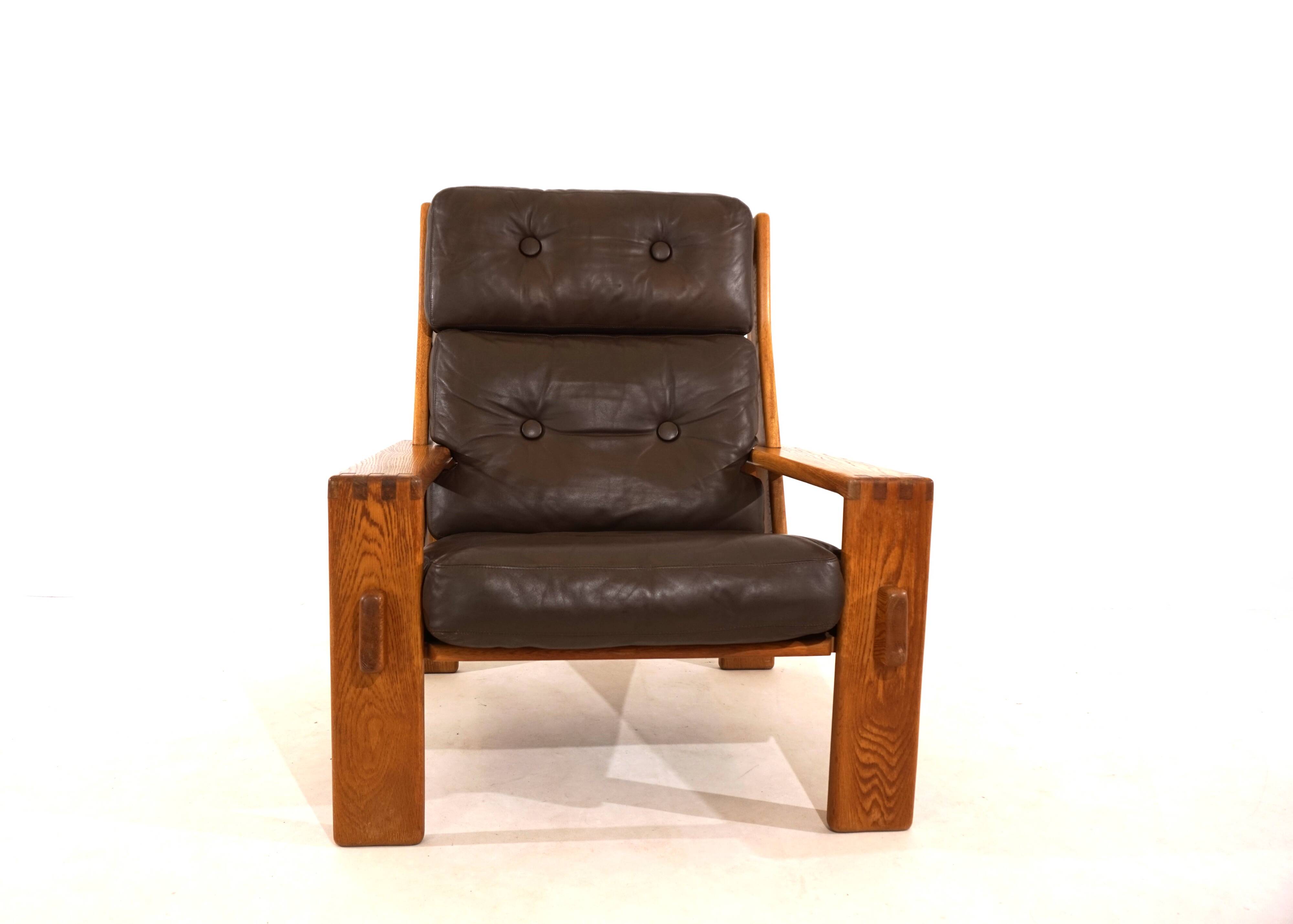 Fauteuil en cuir marron à dossier haut Asko Bonanza par Esko Pajamies