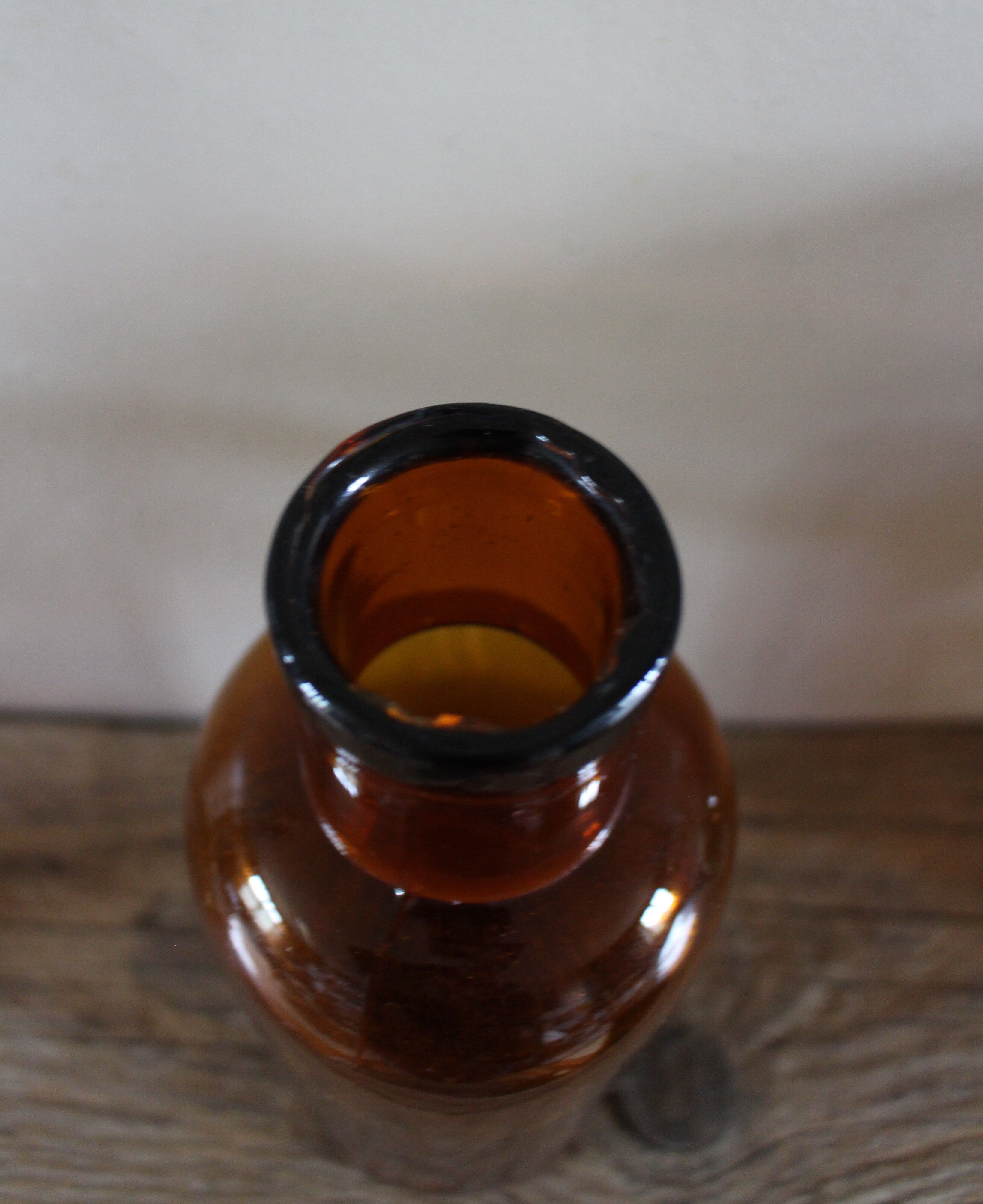 Vase flacon en verre ambré