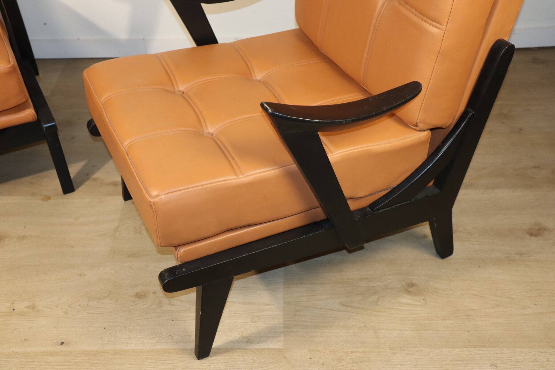 Paire de fauteuils vintage années 50 en bois noir et cuir caramel