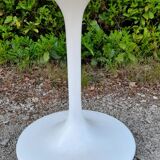 Round fiberglass table tulip foot