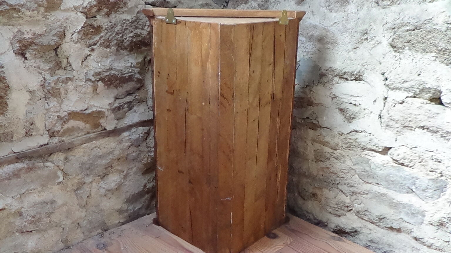 Corner cabinet