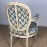 Paire de fauteuils médaillons Louis XVI