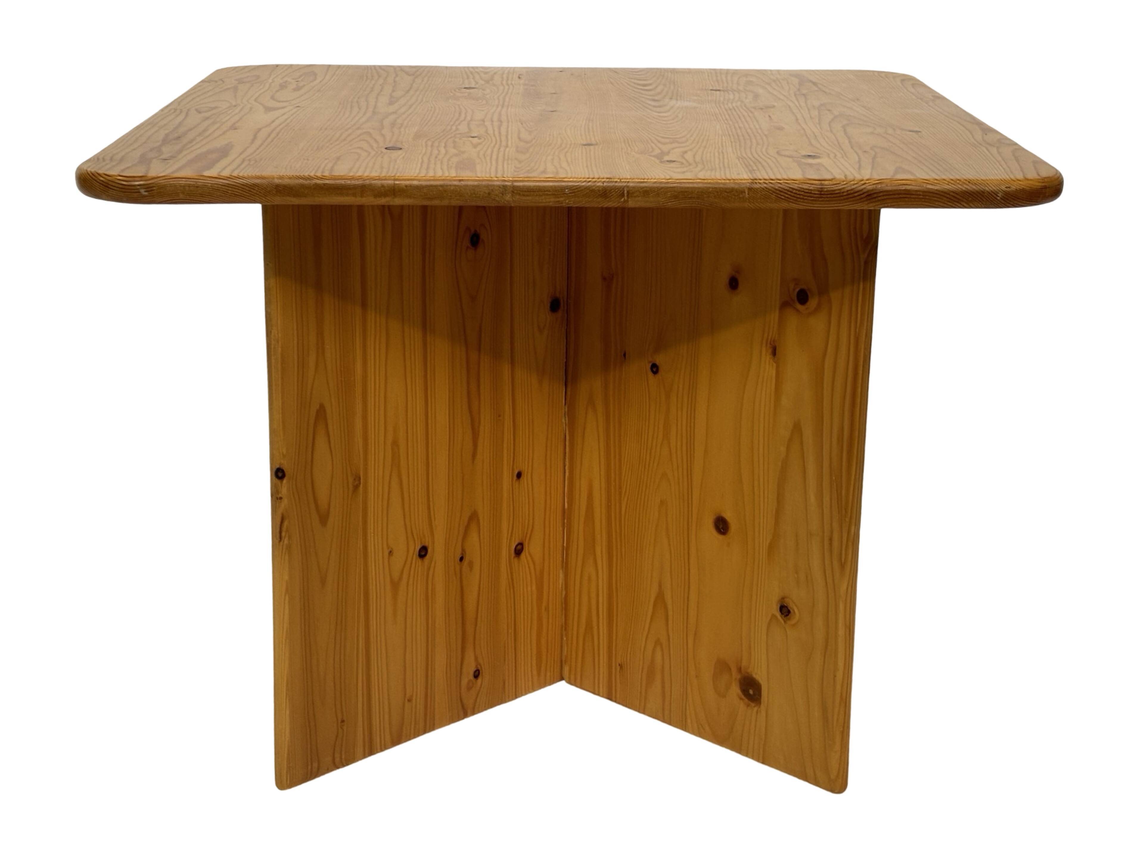 Table basse / table d'appoint vintage en pin au design organique minimaliste