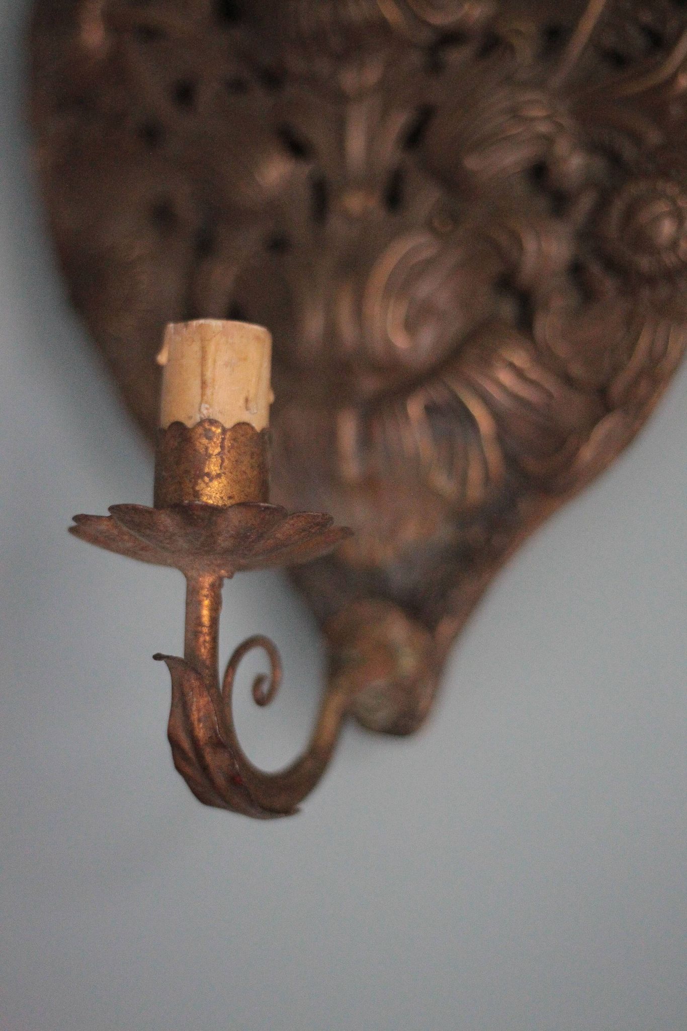 Paire d'appliques laiton repoussé motifs florales, lampe murale, applique