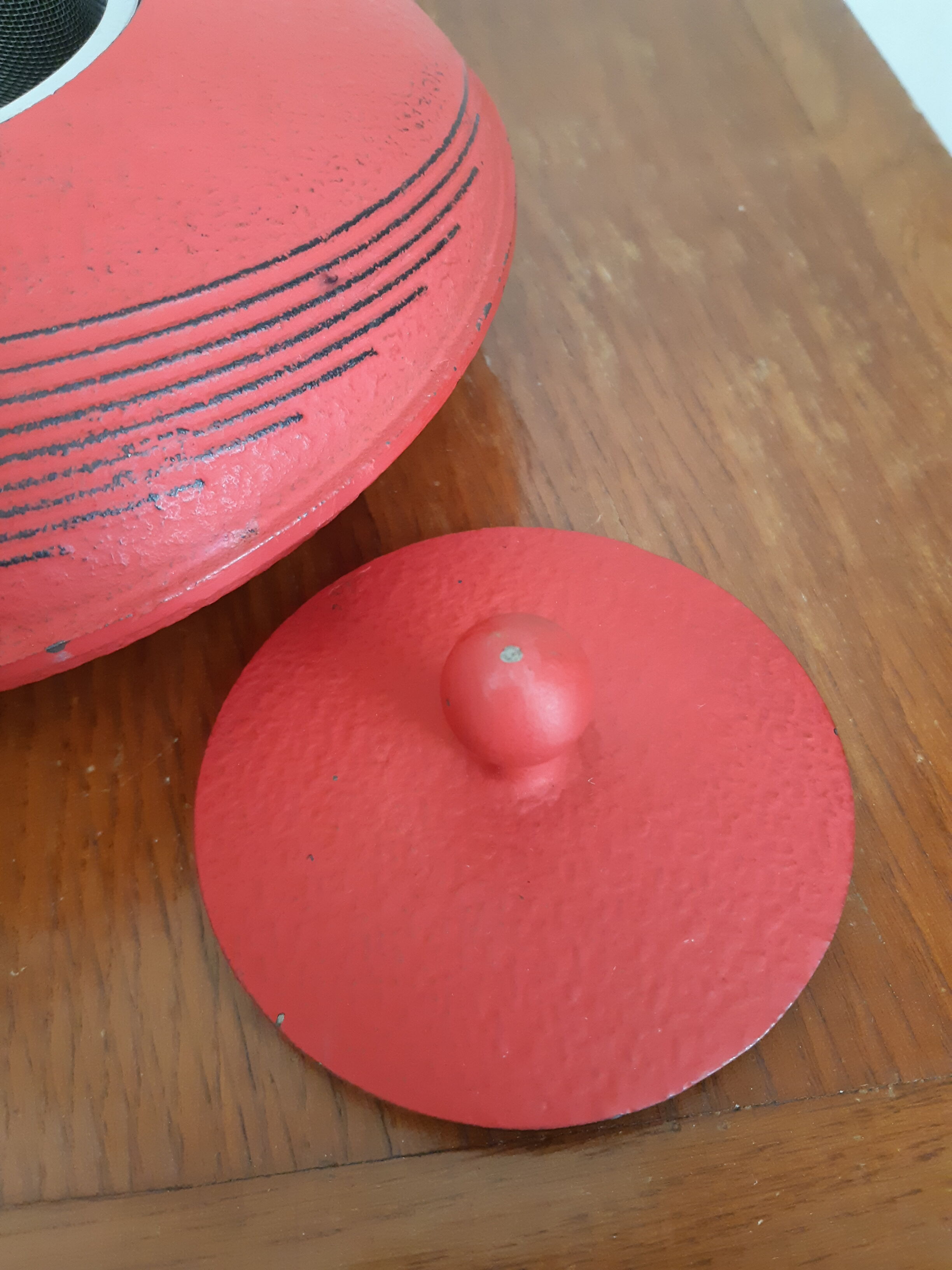 Flat Japanese teapot in red cast iron