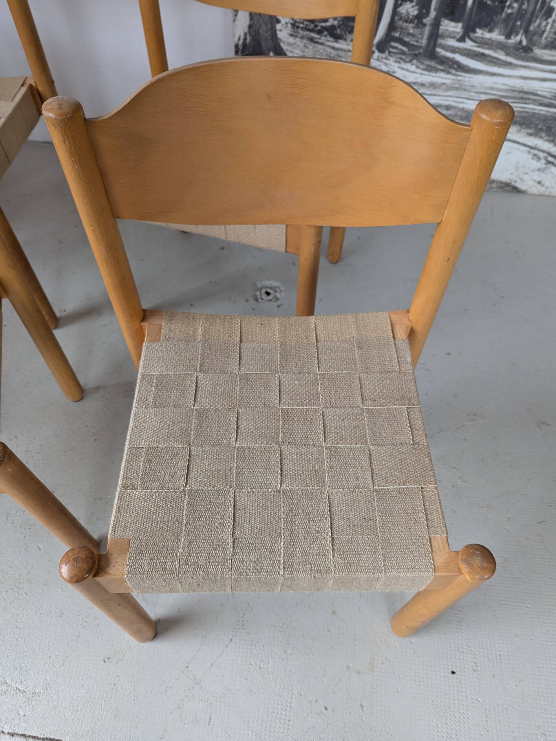 Set of 6 stackable chairs in beech and jute.