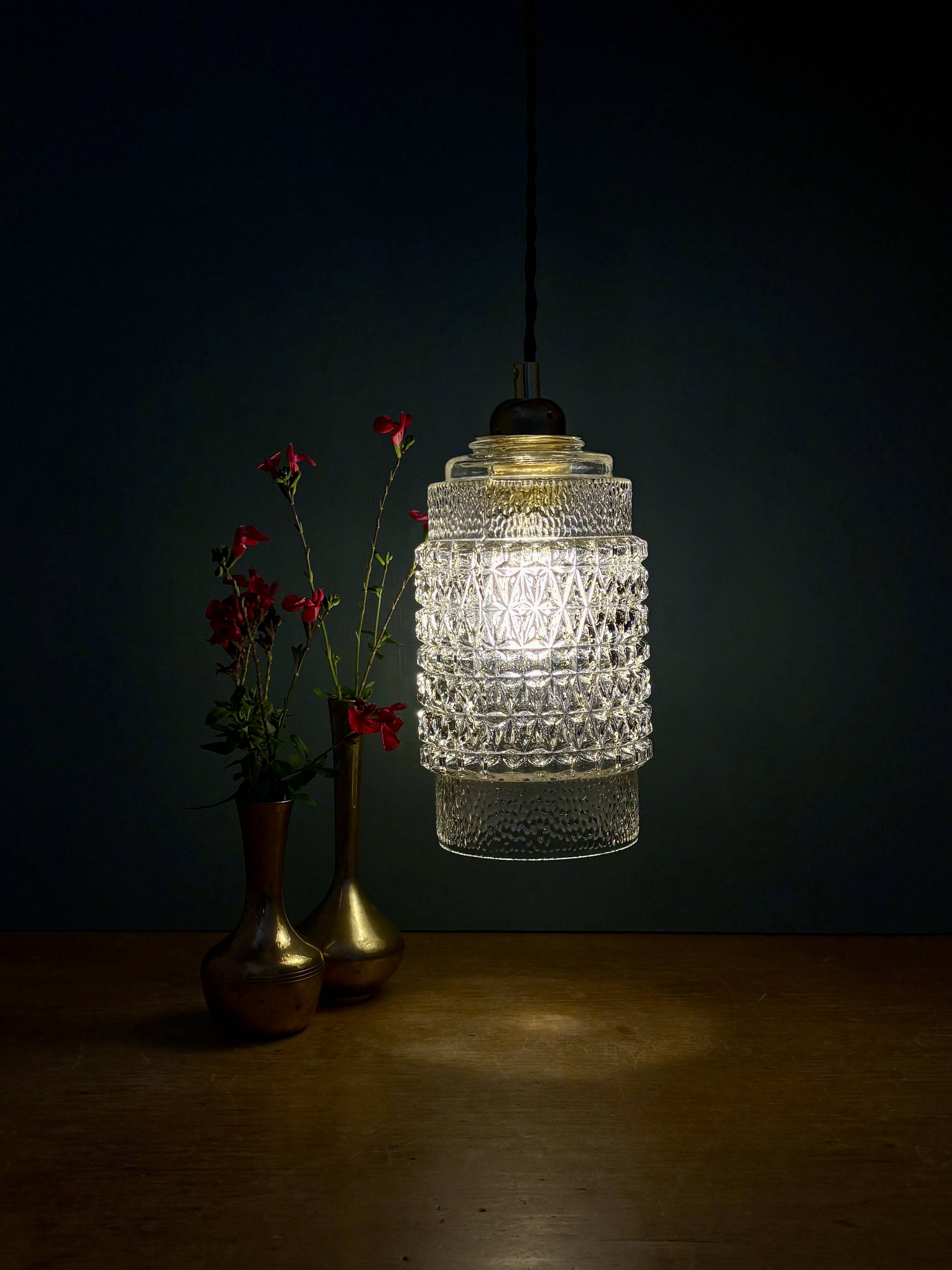 Suspension globe vintage en verre moulé