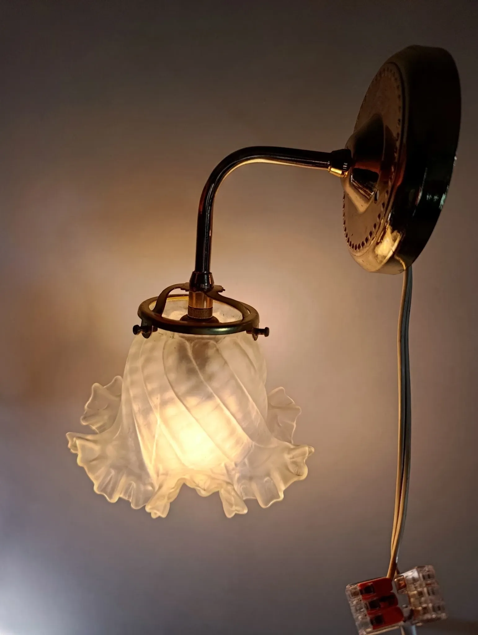Chic retro wall light in gold brass & pink glass tulip