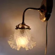 Chic retro wall light in gold brass & pink glass tulip