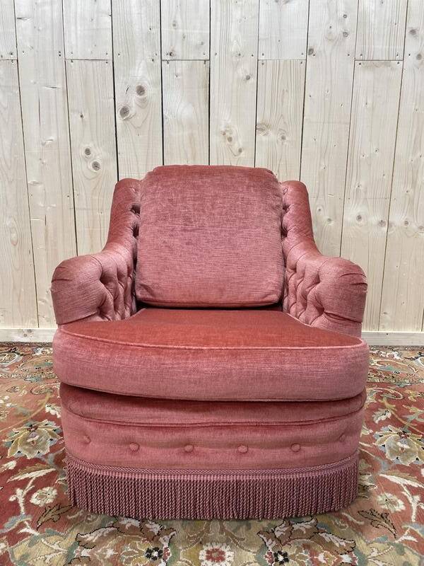 Fauteuil style crapaud en velours rose capitonné