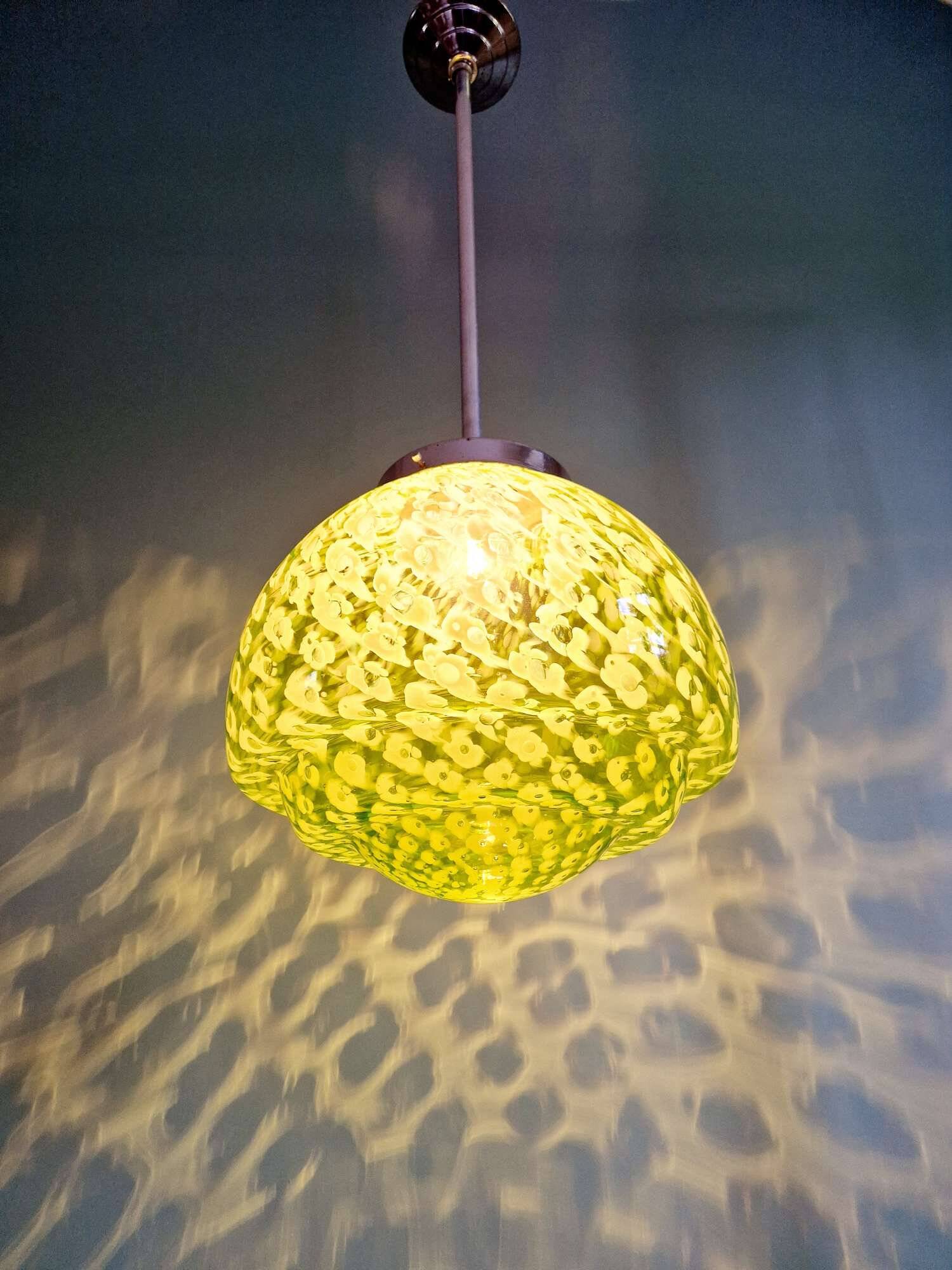 Grande suspension en vert moucheté vert et blanc, mid-century