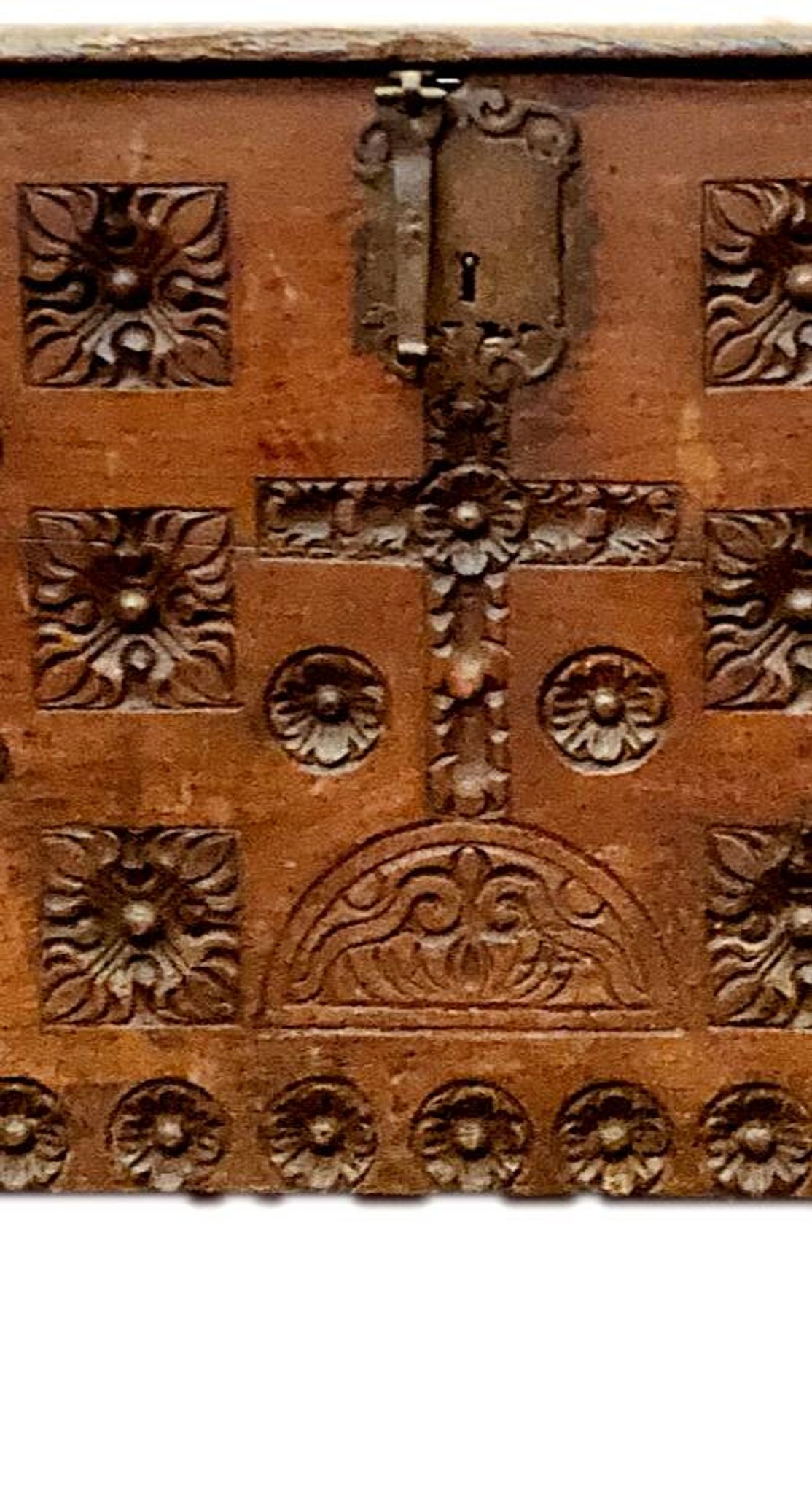 Antique Renaissance style chest in carved oak, 18th century