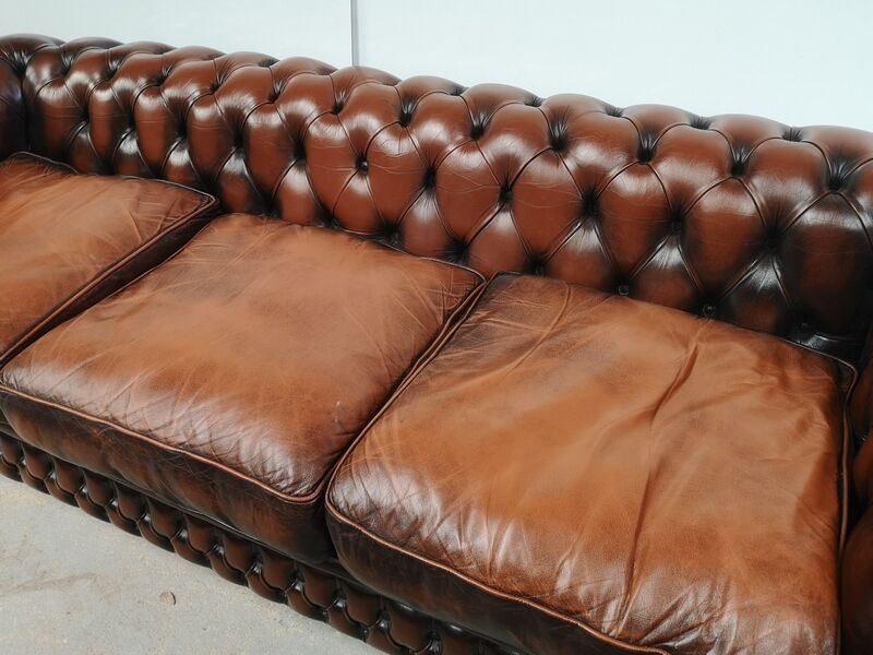 Brown leather chesterfield sofa 3 places