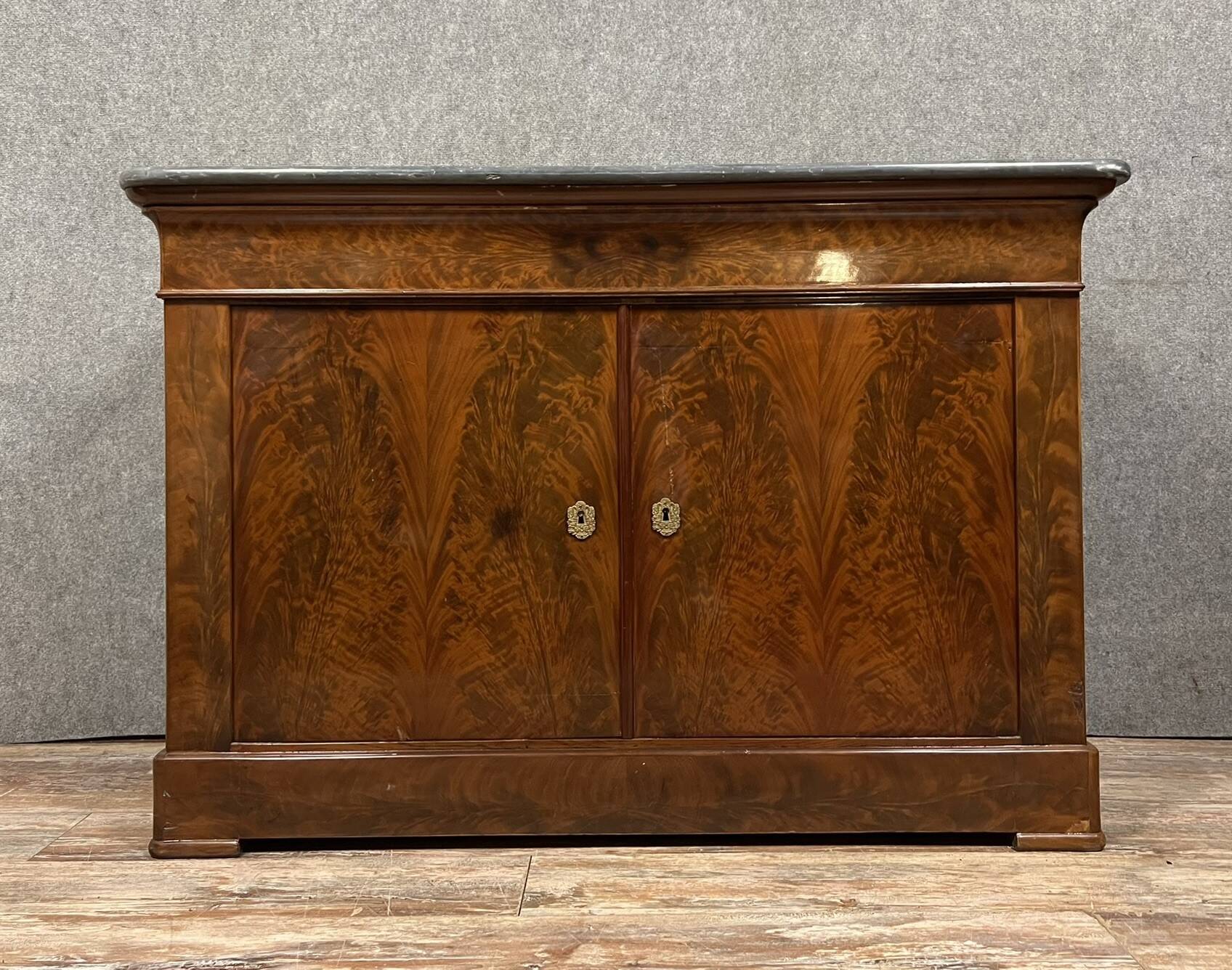Louis Philippe / Restoration period sideboard in flamed mahogany circa 1820