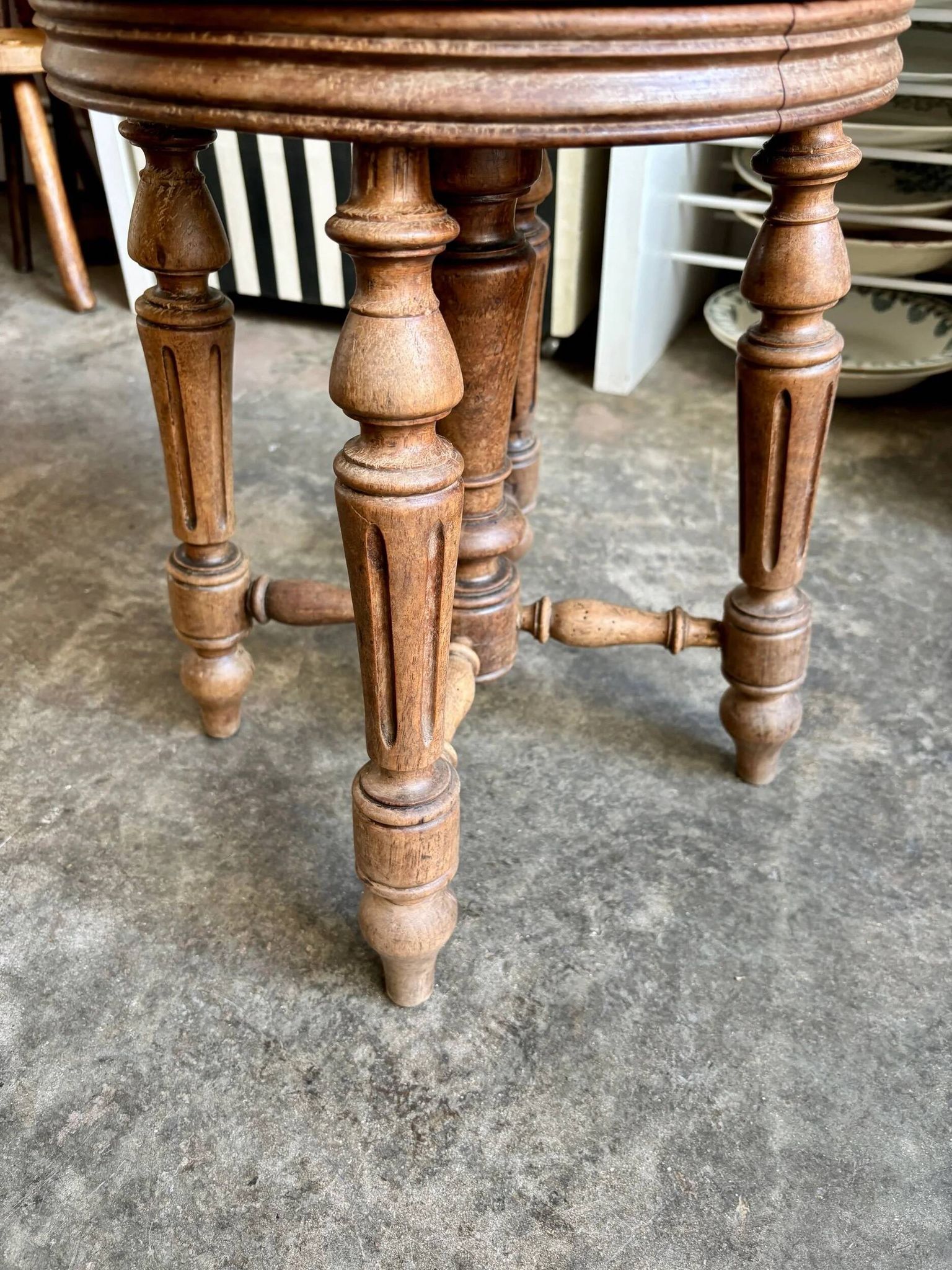 Tabouret de piano ajustable en bois tourné et coton brodé fleuri