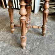 Tabouret de piano ajustable en bois tourné et coton brodé fleuri