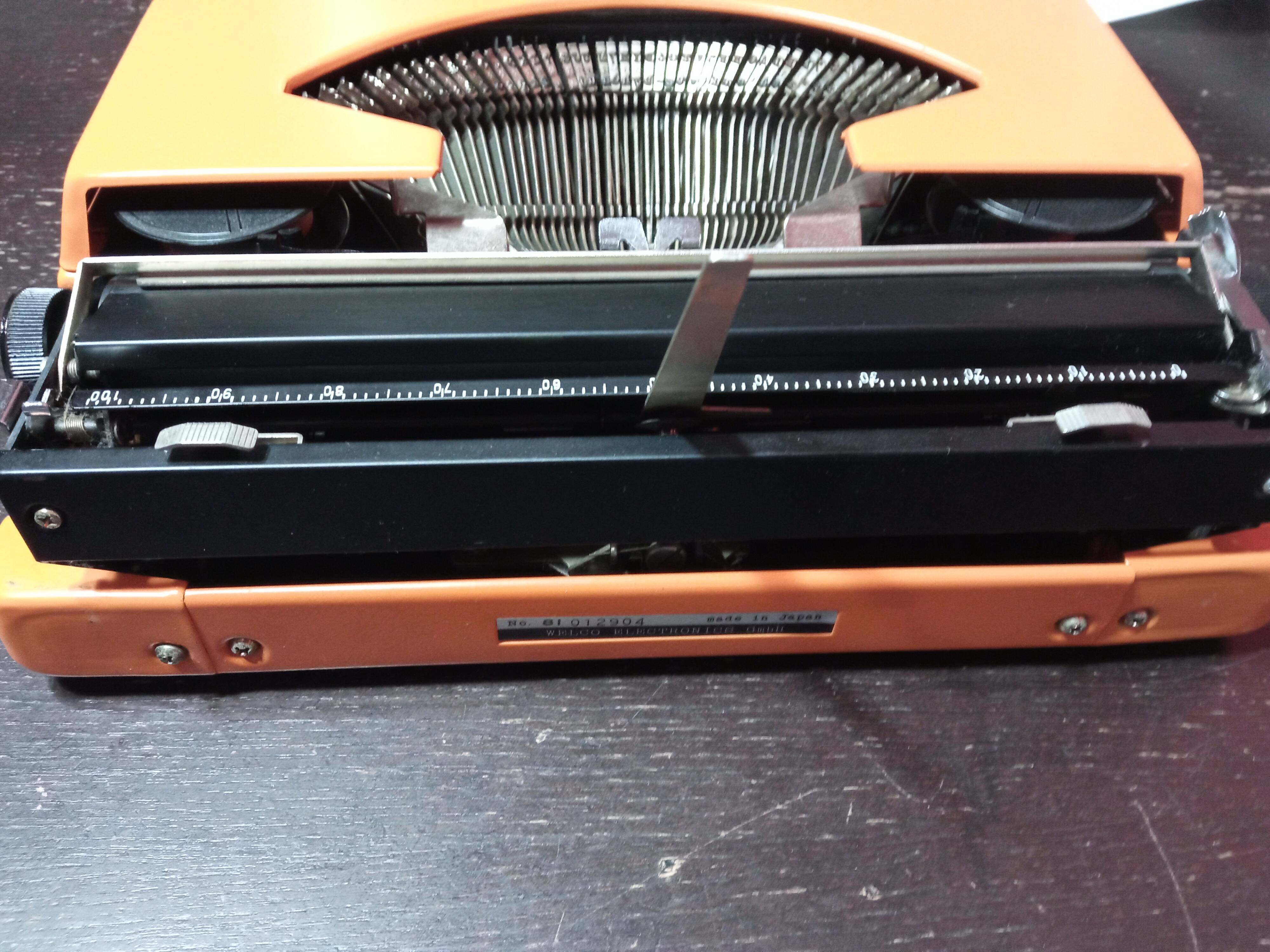 Welco 200 de luxe orange typewriter