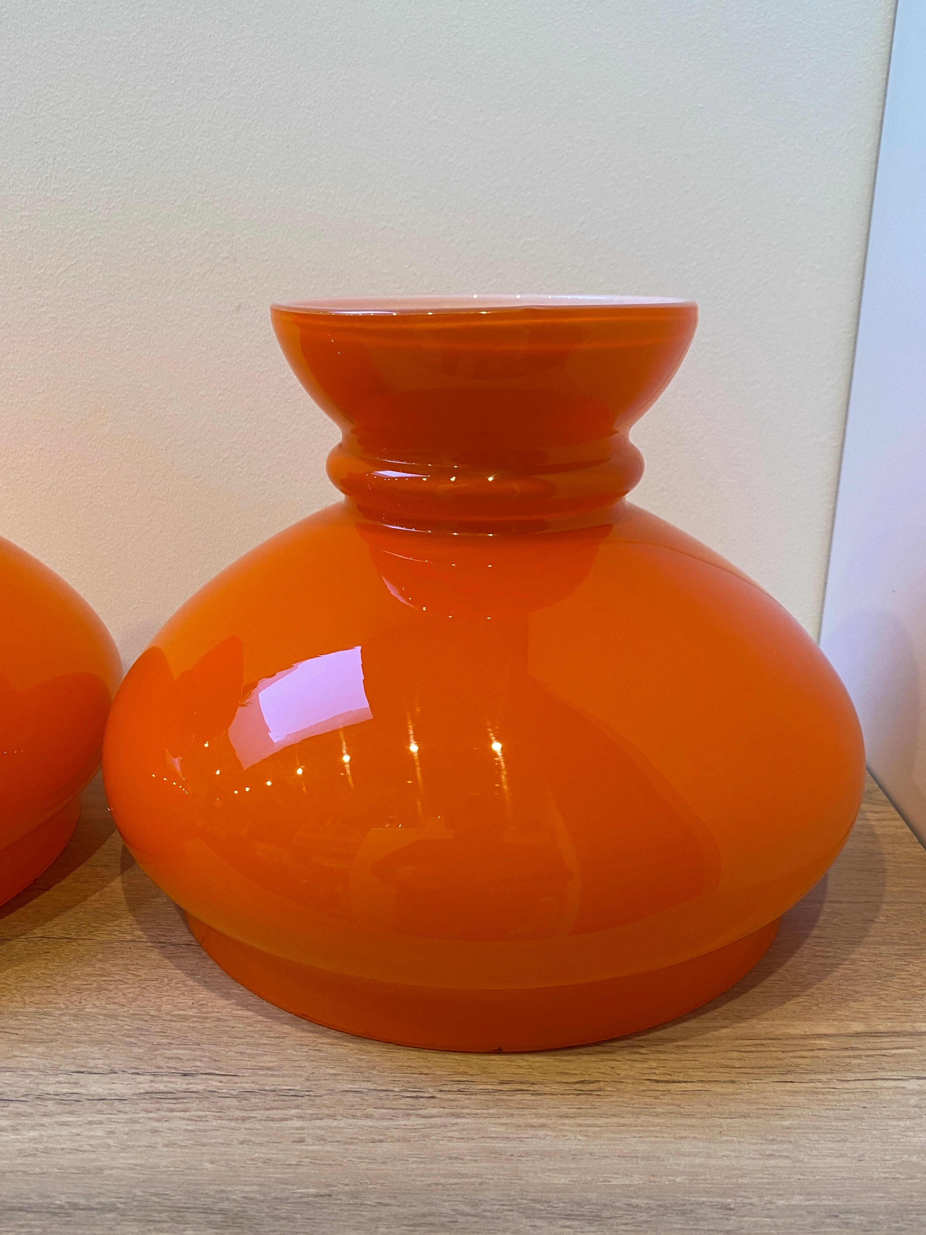 Duo d'abat jour en verre opalin orange vintage