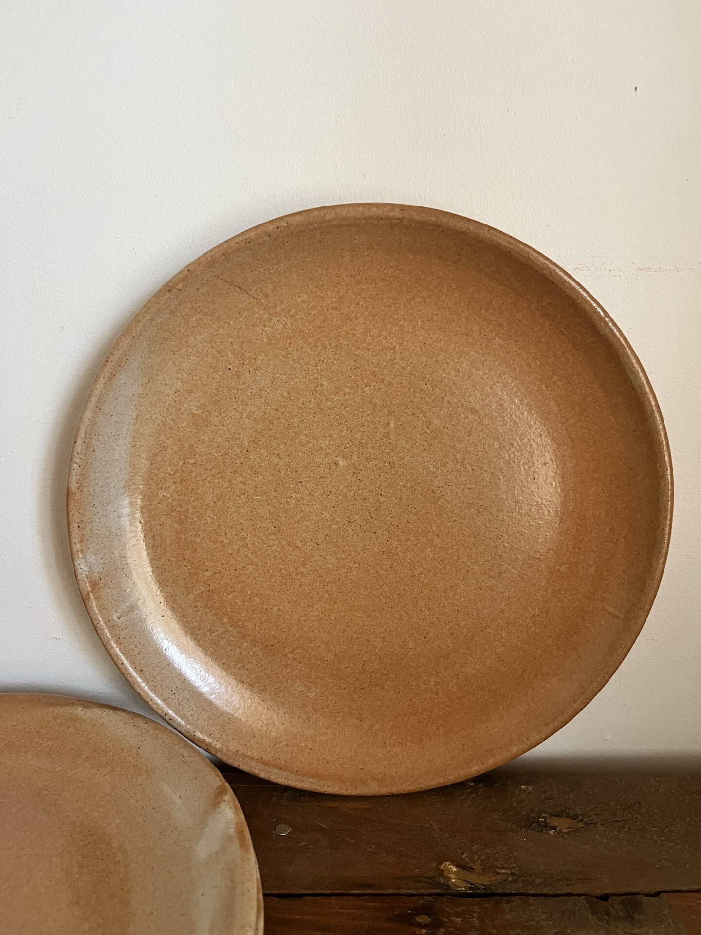 3 assiettes plates en grès 