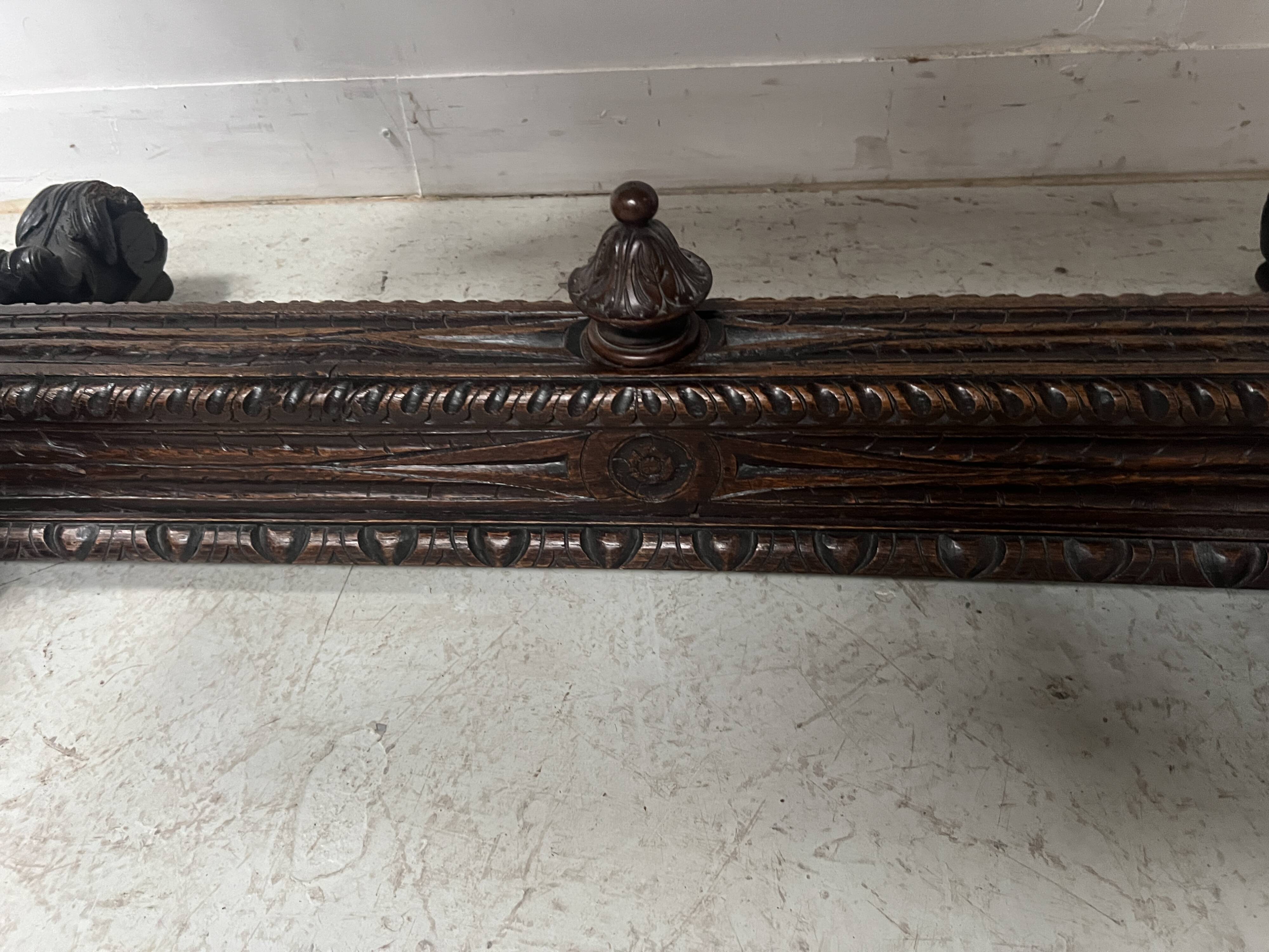 Bureau renaissance en chene sculpté XIX siècle