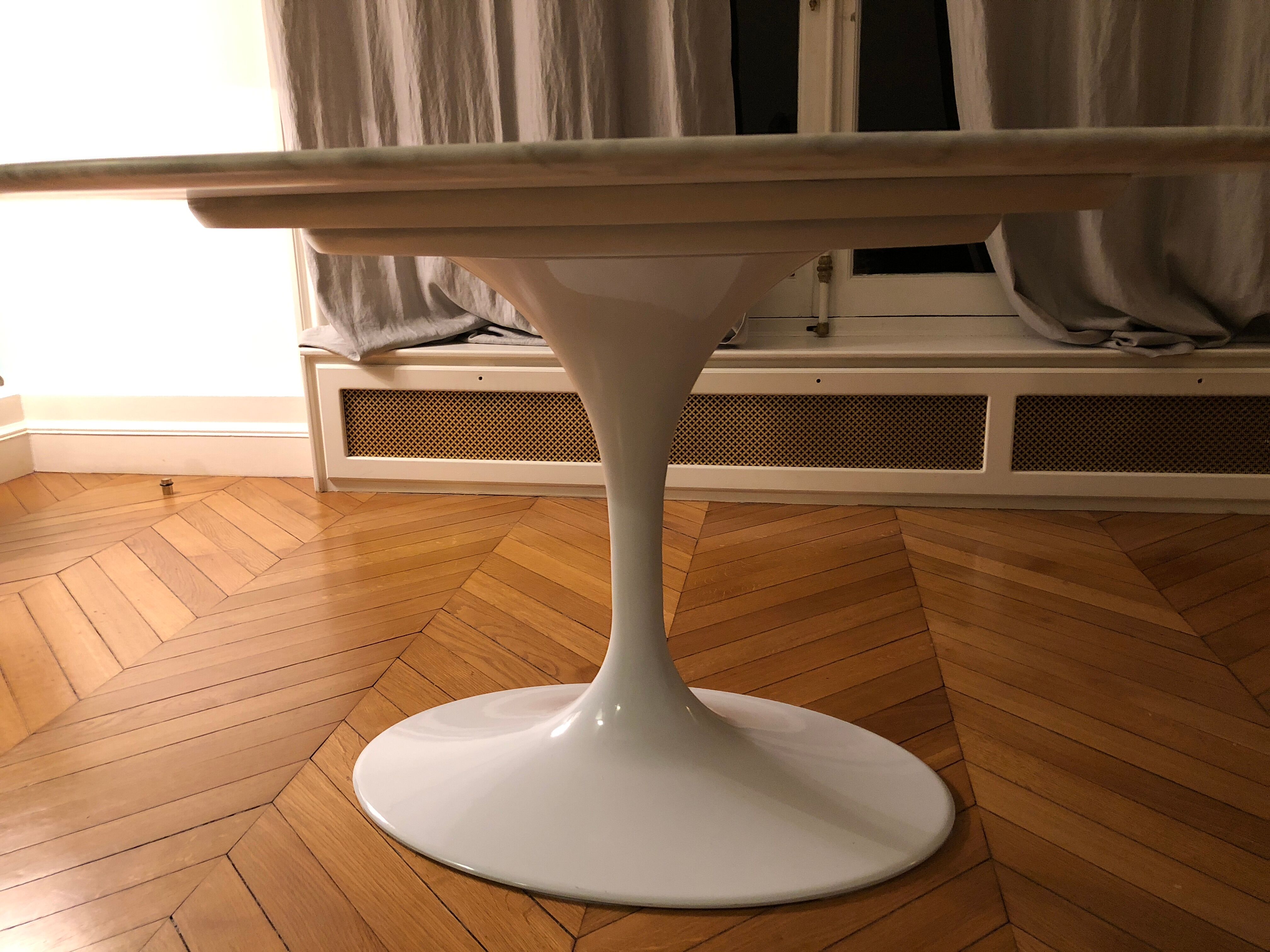 Table Tulip en marbre blanc ovale