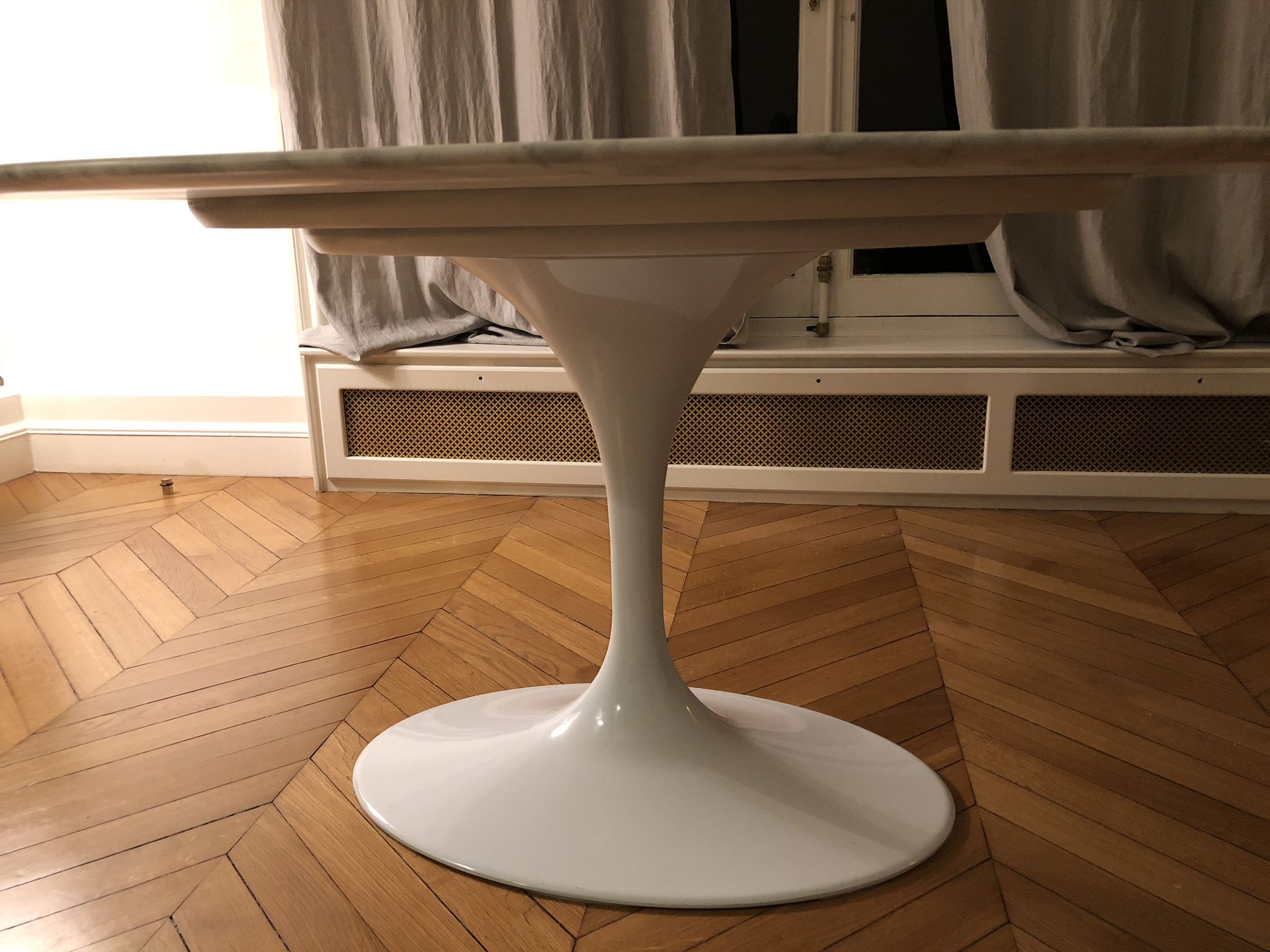 Table Tulip en marbre blanc ovale