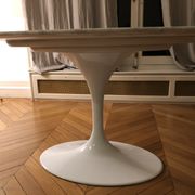 Table Tulip en marbre blanc ovale