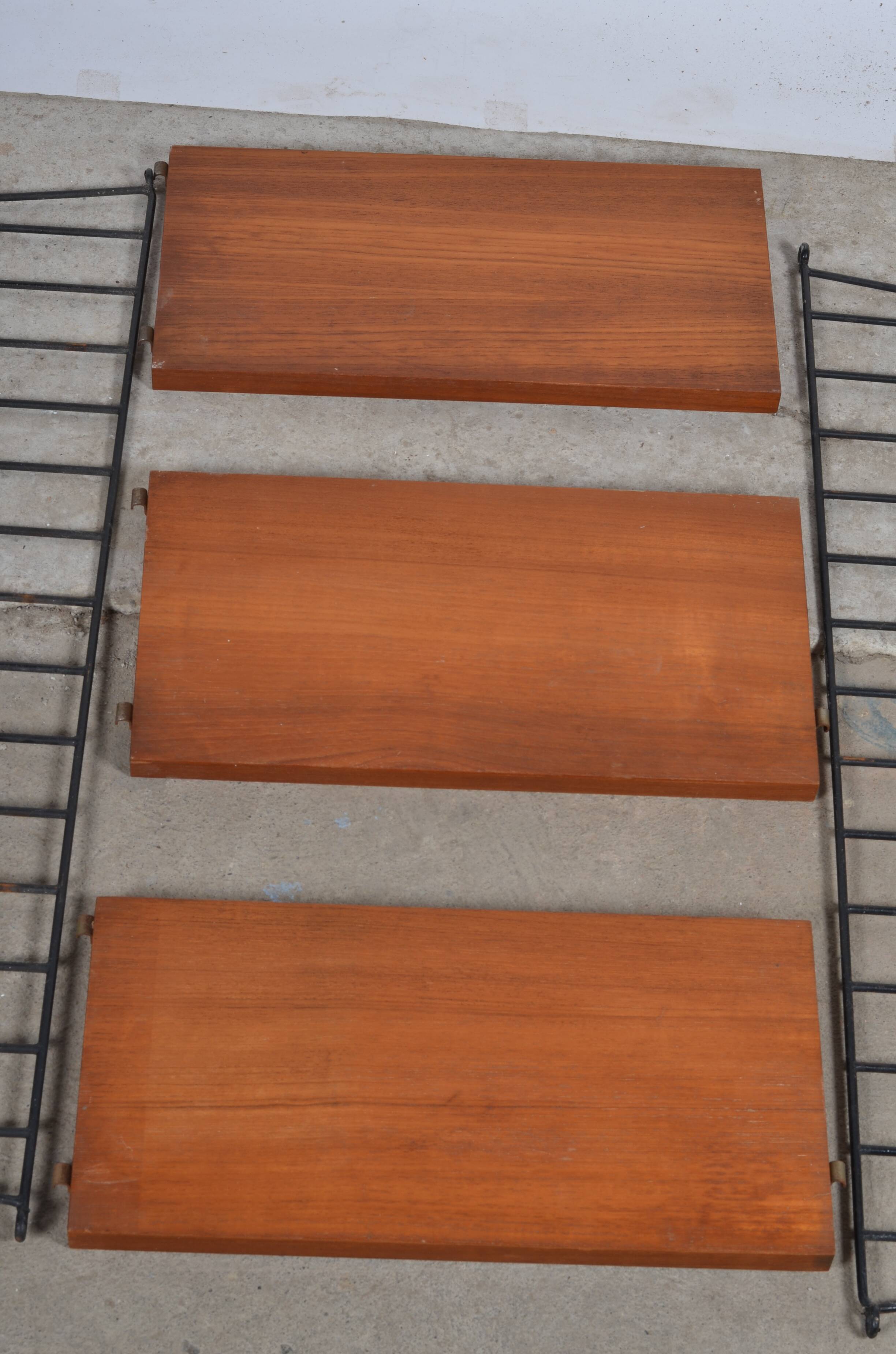 String shelves 3 wooden shelves