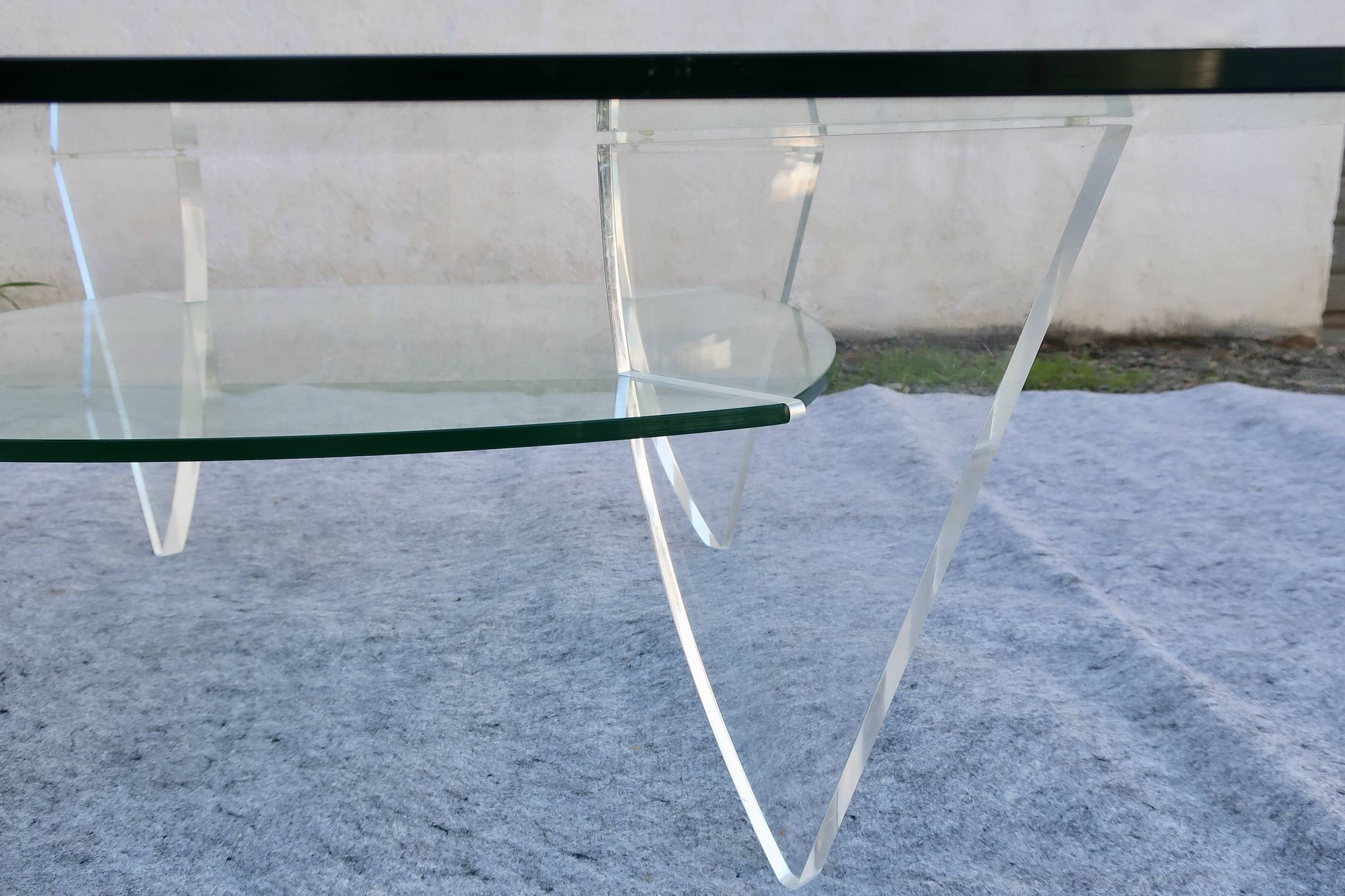 Table basse design années 1980 en verre et perspex (lucite)