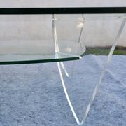 Table basse design années 1980 en verre et perspex (lucite)
