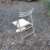 Retractable folding chair