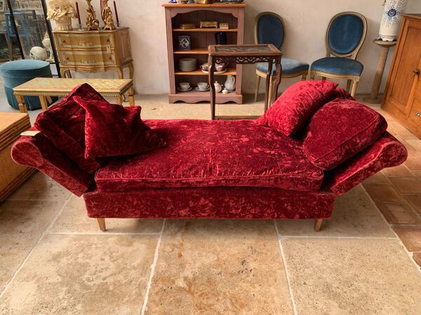 Lit de repos en velours rouge